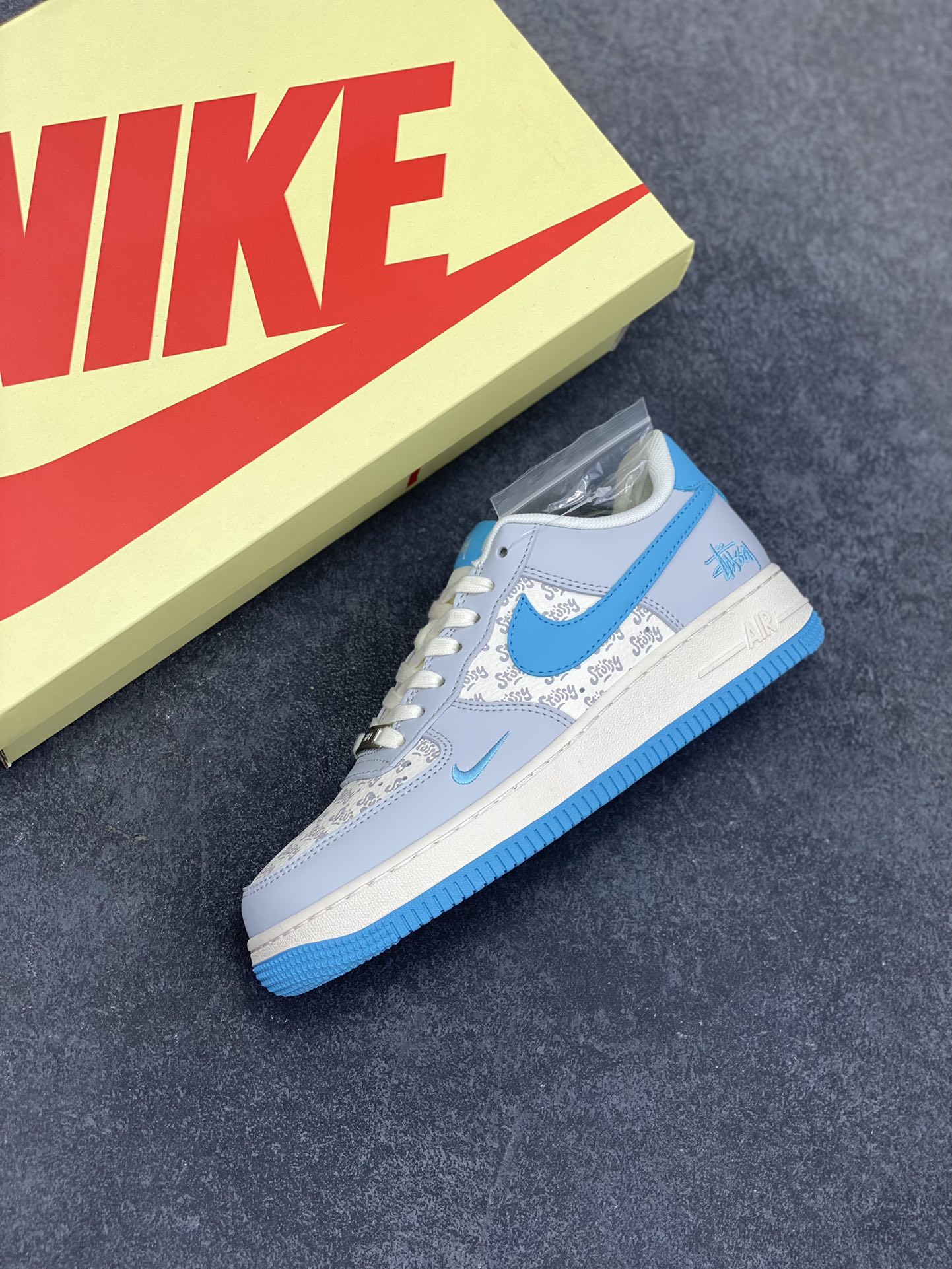 图片[7]-NIke Air Force 1 \’07 Low “斯图西联名——荧光蓝印花”空军一号 低帮 运动鞋 休闲鞋 折边针车 工艺难度大 原楦头原纸板 原装鞋盒 定制五金配件 内置全掌气垫 原厂鞋底 货号：JJ2508-717 尺码：36 36.5 37.5 38 38.5 39 40 40.5 41 42 42.5 43 44 44.5 45-选品中心