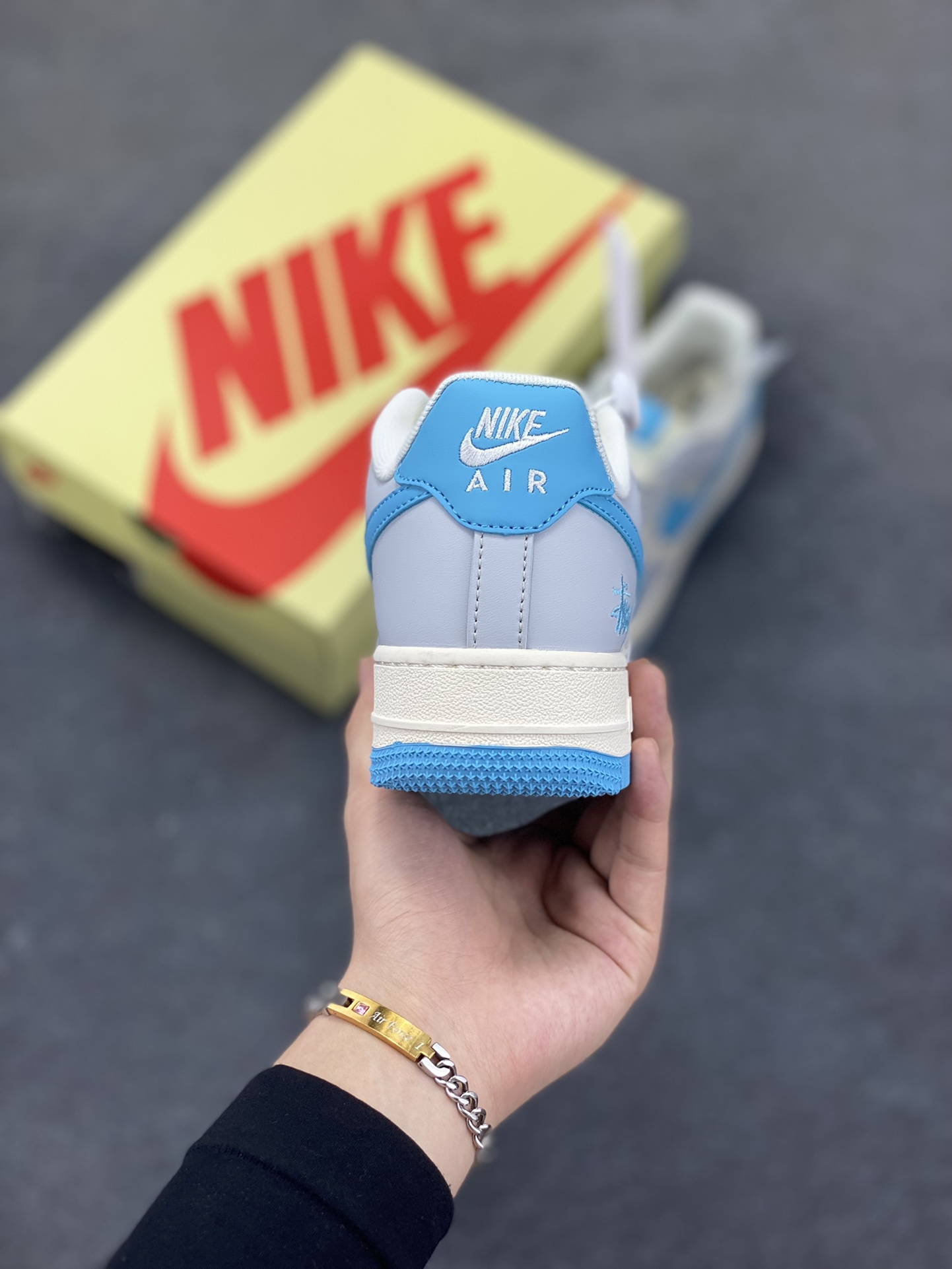 图片[4]-NIke Air Force 1 \’07 Low “斯图西联名——荧光蓝印花”空军一号 低帮 运动鞋 休闲鞋 折边针车 工艺难度大 原楦头原纸板 原装鞋盒 定制五金配件 内置全掌气垫 原厂鞋底 货号：JJ2508-717 尺码：36 36.5 37.5 38 38.5 39 40 40.5 41 42 42.5 43 44 44.5 45-选品中心