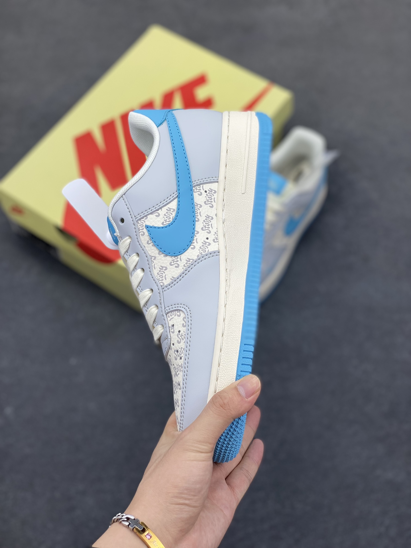 图片[3]-NIke Air Force 1 \’07 Low “斯图西联名——荧光蓝印花”空军一号 低帮 运动鞋 休闲鞋 折边针车 工艺难度大 原楦头原纸板 原装鞋盒 定制五金配件 内置全掌气垫 原厂鞋底 货号：JJ2508-717 尺码：36 36.5 37.5 38 38.5 39 40 40.5 41 42 42.5 43 44 44.5 45-选品中心