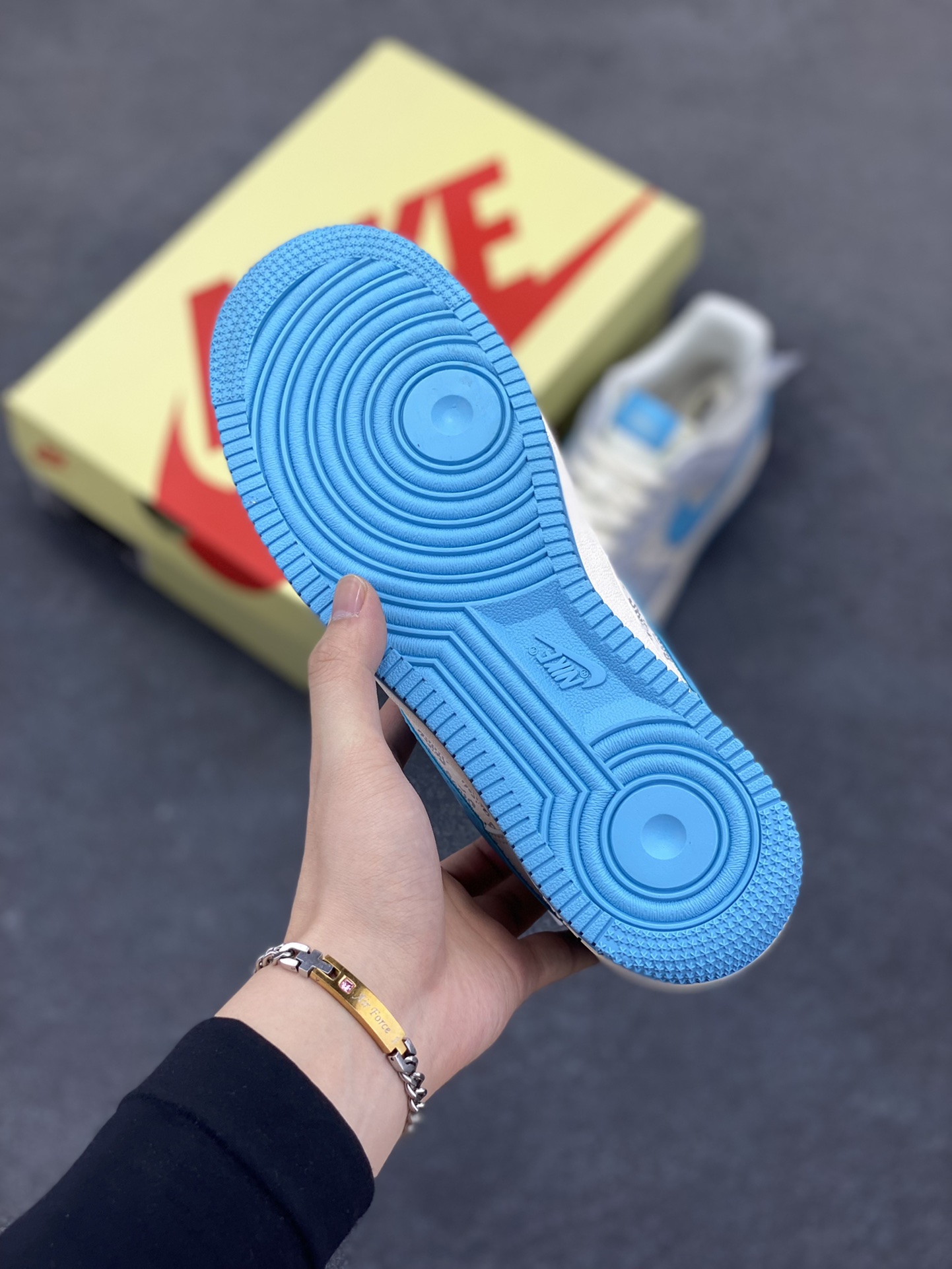 图片[5]-NIke Air Force 1 \’07 Low “斯图西联名——荧光蓝印花”空军一号 低帮 运动鞋 休闲鞋 折边针车 工艺难度大 原楦头原纸板 原装鞋盒 定制五金配件 内置全掌气垫 原厂鞋底 货号：JJ2508-717 尺码：36 36.5 37.5 38 38.5 39 40 40.5 41 42 42.5 43 44 44.5 45-选品中心