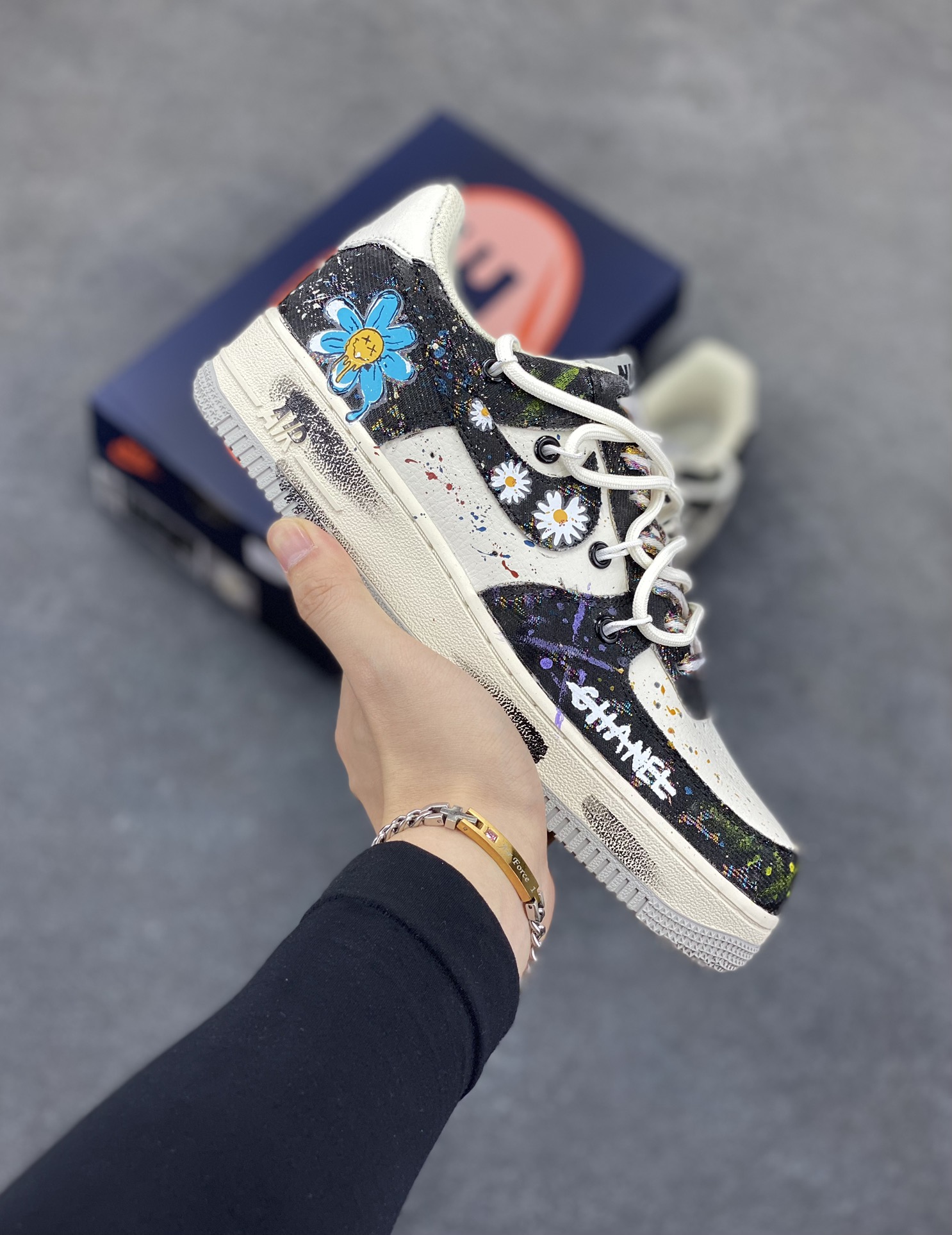 手绘涂鸦“蓝调雏菊”“Blue Daisy”空军一号定制板鞋 蓝调雏菊,是艺术与潮流的奇妙融合。以经典鞋型为基底,黑蓝为主色调晕染出独特氛围,如同将静谧夜色与澄澈蓝天揉入鞋身 。雏菊图案错落点缀,清新灵动,打破深色沉闷,恰似在蓝调旋律里跳出的俏皮音符 货号:BD7007-333 尺码:36 36.5 37.5 38 38.5 39 40 40.5 41 42 42.5 43 44 44.5 45-选品中心