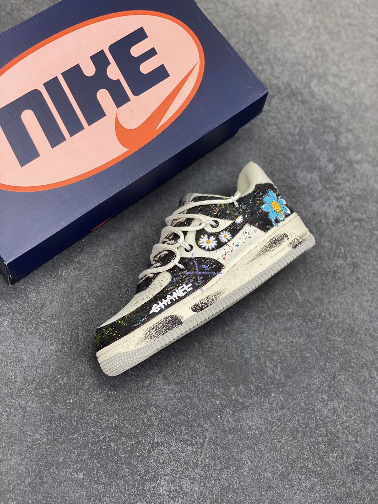 图片[7]-手绘涂鸦“蓝调雏菊”“Blue Daisy”空军一号定制板鞋 蓝调雏菊，是艺术与潮流的奇妙融合。以经典鞋型为基底，黑蓝为主色调晕染出独特氛围，如同将静谧夜色与澄澈蓝天揉入鞋身 。雏菊图案错落点缀，清新灵动，打破深色沉闷，恰似在蓝调旋律里跳出的俏皮音符 货号：BD7007-333 尺码：36 36.5 37.5 38 38.5 39 40 40.5 41 42 42.5 43 44 44.5 45-选品中心