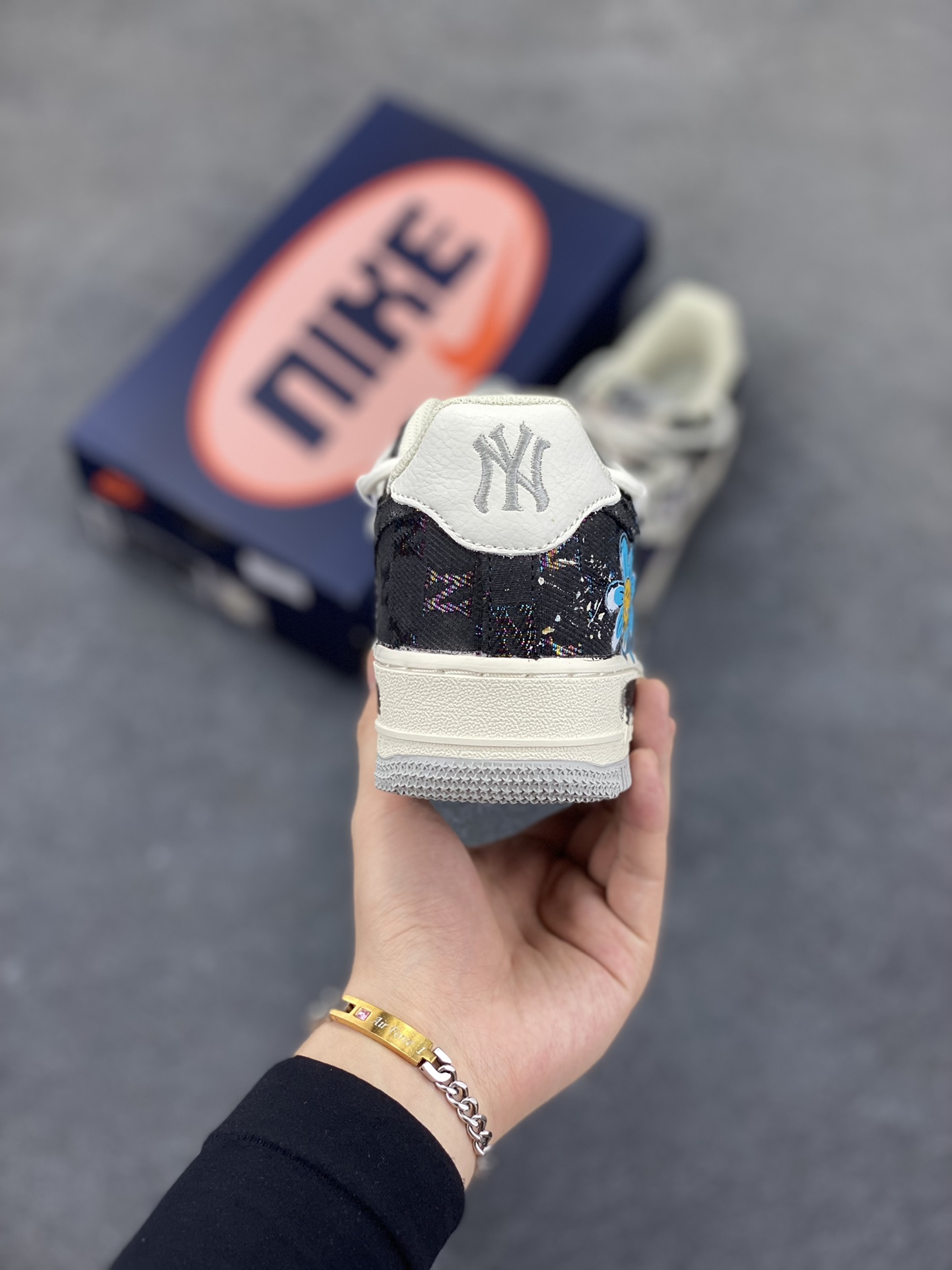 图片[4]-手绘涂鸦“蓝调雏菊”“Blue Daisy”空军一号定制板鞋 蓝调雏菊，是艺术与潮流的奇妙融合。以经典鞋型为基底，黑蓝为主色调晕染出独特氛围，如同将静谧夜色与澄澈蓝天揉入鞋身 。雏菊图案错落点缀，清新灵动，打破深色沉闷，恰似在蓝调旋律里跳出的俏皮音符 货号：BD7007-333 尺码：36 36.5 37.5 38 38.5 39 40 40.5 41 42 42.5 43 44 44.5 45-选品中心