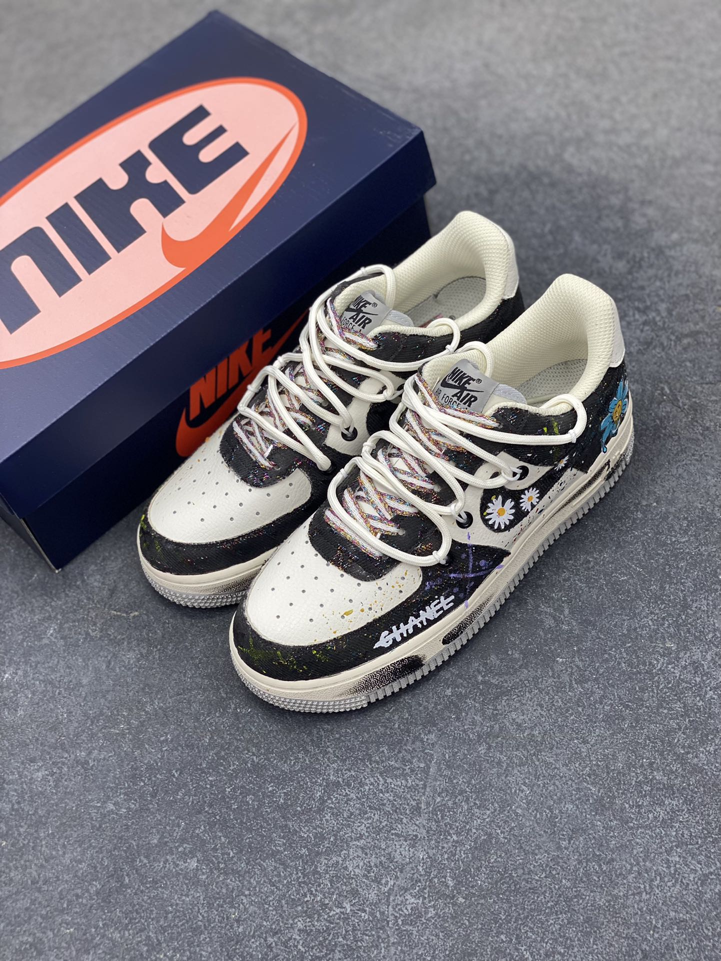 图片[8]-手绘涂鸦“蓝调雏菊”“Blue Daisy”空军一号定制板鞋 蓝调雏菊，是艺术与潮流的奇妙融合。以经典鞋型为基底，黑蓝为主色调晕染出独特氛围，如同将静谧夜色与澄澈蓝天揉入鞋身 。雏菊图案错落点缀，清新灵动，打破深色沉闷，恰似在蓝调旋律里跳出的俏皮音符 货号：BD7007-333 尺码：36 36.5 37.5 38 38.5 39 40 40.5 41 42 42.5 43 44 44.5 45-选品中心