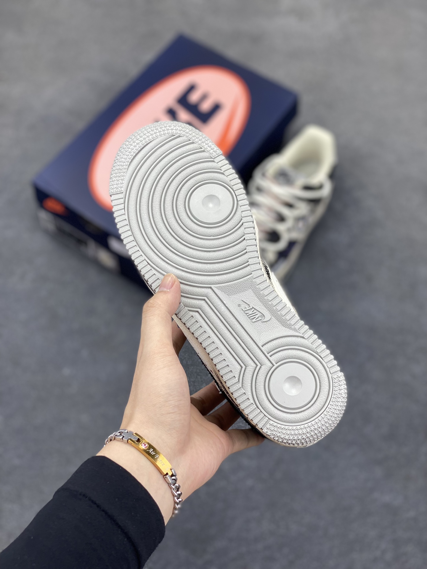 图片[5]-手绘涂鸦“蓝调雏菊”“Blue Daisy”空军一号定制板鞋 蓝调雏菊，是艺术与潮流的奇妙融合。以经典鞋型为基底，黑蓝为主色调晕染出独特氛围，如同将静谧夜色与澄澈蓝天揉入鞋身 。雏菊图案错落点缀，清新灵动，打破深色沉闷，恰似在蓝调旋律里跳出的俏皮音符 货号：BD7007-333 尺码：36 36.5 37.5 38 38.5 39 40 40.5 41 42 42.5 43 44 44.5 45-选品中心