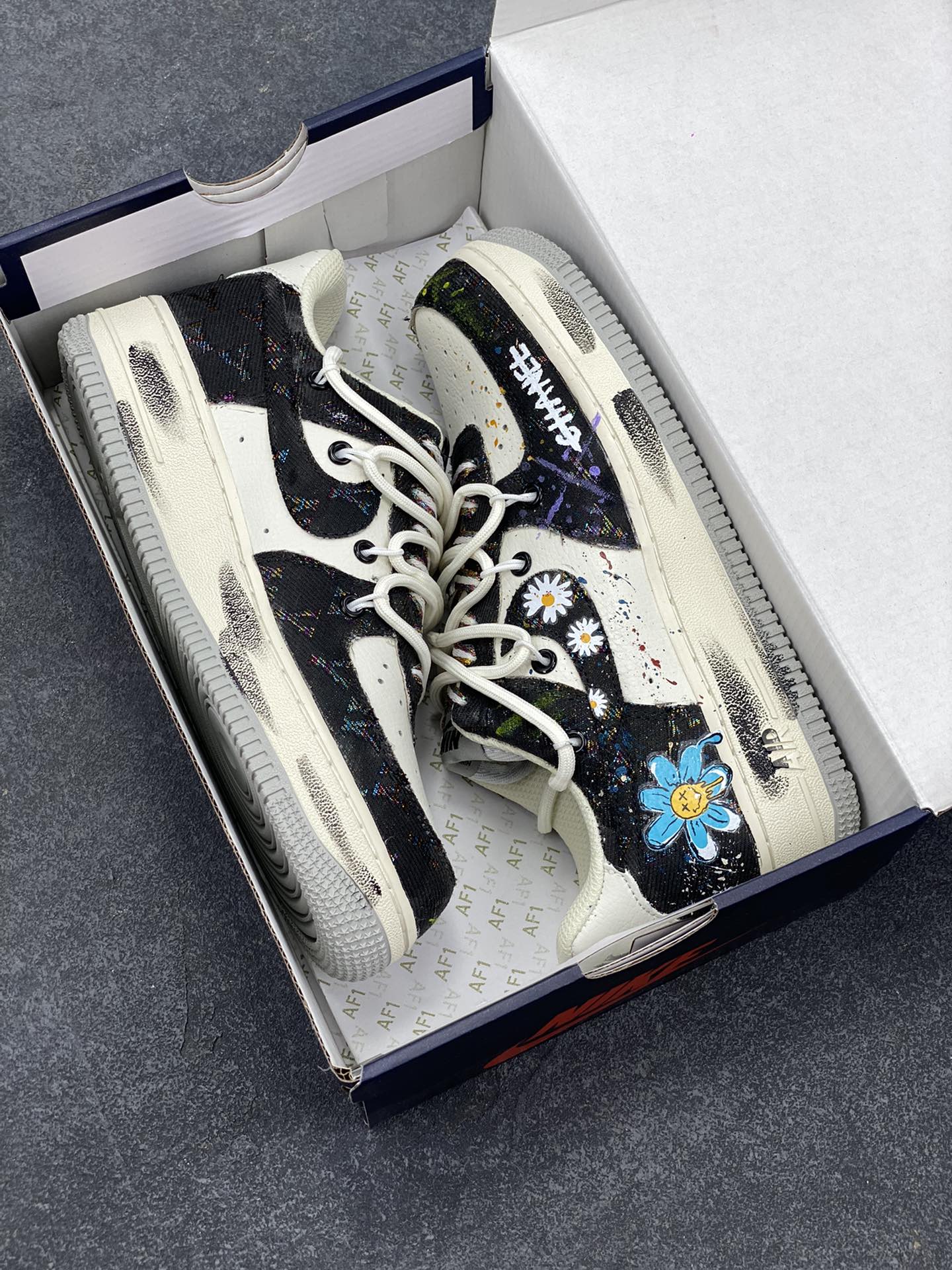 图片[9]-手绘涂鸦“蓝调雏菊”“Blue Daisy”空军一号定制板鞋 蓝调雏菊，是艺术与潮流的奇妙融合。以经典鞋型为基底，黑蓝为主色调晕染出独特氛围，如同将静谧夜色与澄澈蓝天揉入鞋身 。雏菊图案错落点缀，清新灵动，打破深色沉闷，恰似在蓝调旋律里跳出的俏皮音符 货号：BD7007-333 尺码：36 36.5 37.5 38 38.5 39 40 40.5 41 42 42.5 43 44 44.5 45-选品中心