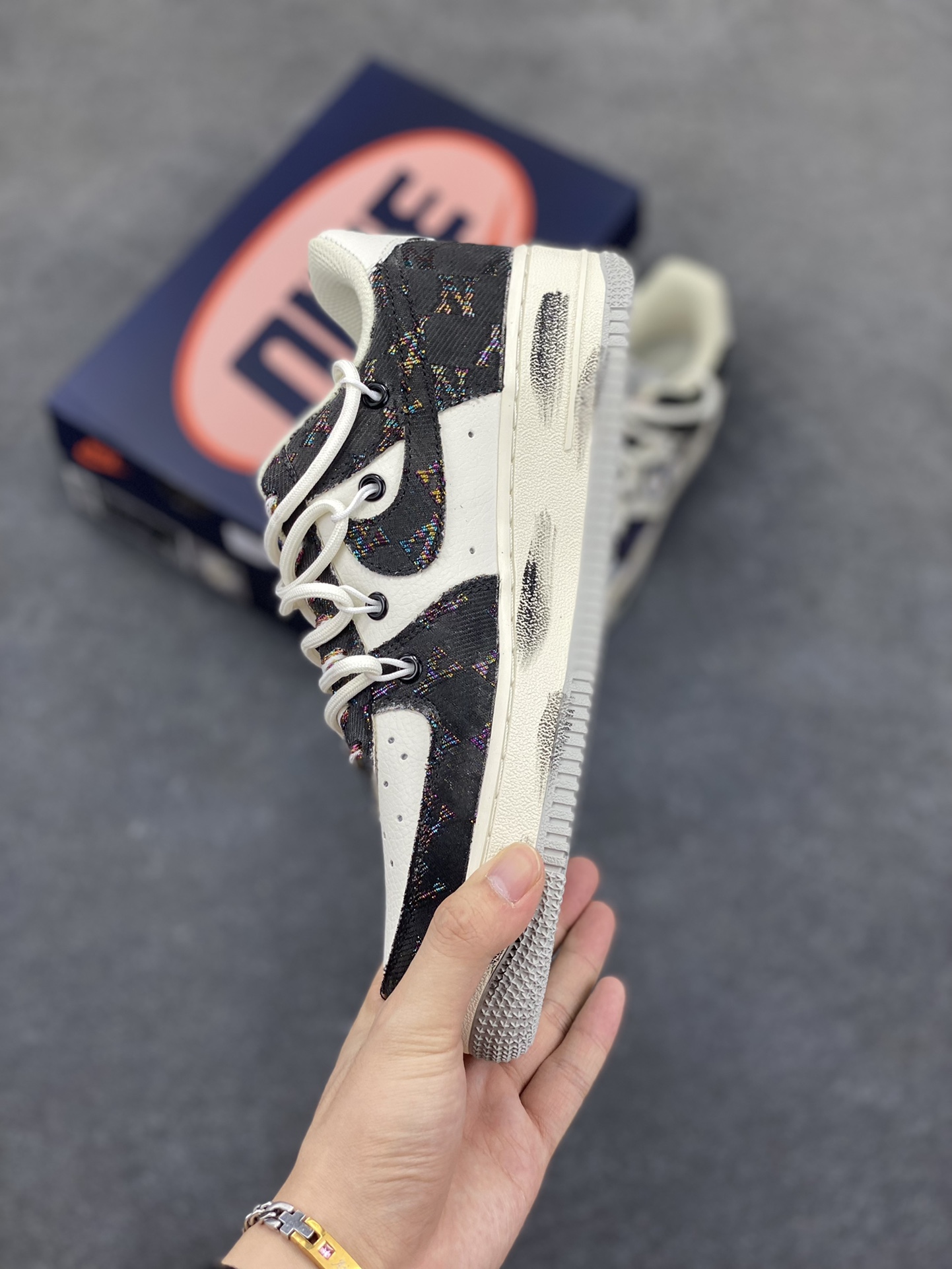 图片[3]-手绘涂鸦“蓝调雏菊”“Blue Daisy”空军一号定制板鞋 蓝调雏菊，是艺术与潮流的奇妙融合。以经典鞋型为基底，黑蓝为主色调晕染出独特氛围，如同将静谧夜色与澄澈蓝天揉入鞋身 。雏菊图案错落点缀，清新灵动，打破深色沉闷，恰似在蓝调旋律里跳出的俏皮音符 货号：BD7007-333 尺码：36 36.5 37.5 38 38.5 39 40 40.5 41 42 42.5 43 44 44.5 45-选品中心