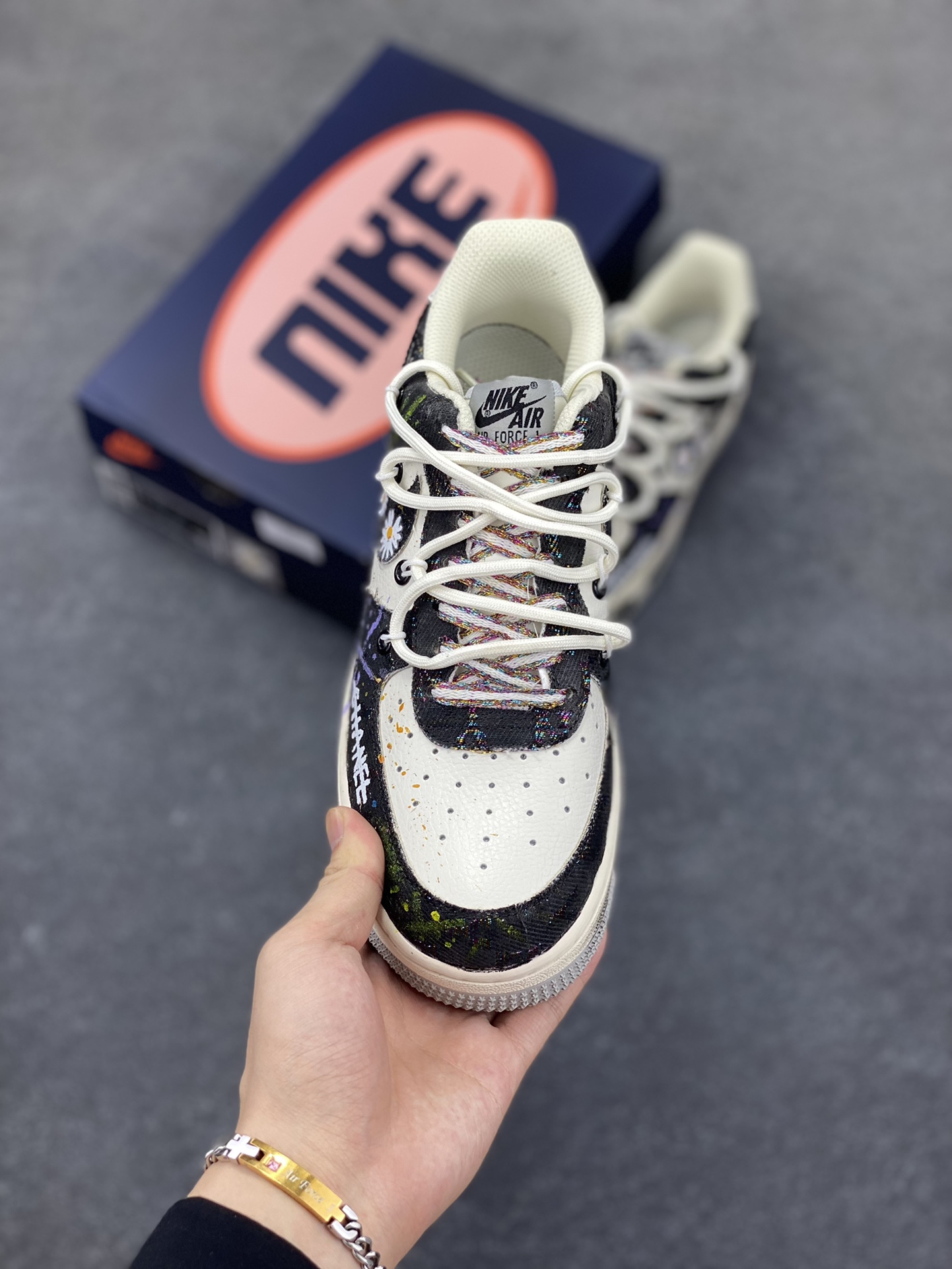 图片[2]-手绘涂鸦“蓝调雏菊”“Blue Daisy”空军一号定制板鞋 蓝调雏菊，是艺术与潮流的奇妙融合。以经典鞋型为基底，黑蓝为主色调晕染出独特氛围，如同将静谧夜色与澄澈蓝天揉入鞋身 。雏菊图案错落点缀，清新灵动，打破深色沉闷，恰似在蓝调旋律里跳出的俏皮音符 货号：BD7007-333 尺码：36 36.5 37.5 38 38.5 39 40 40.5 41 42 42.5 43 44 44.5 45-选品中心