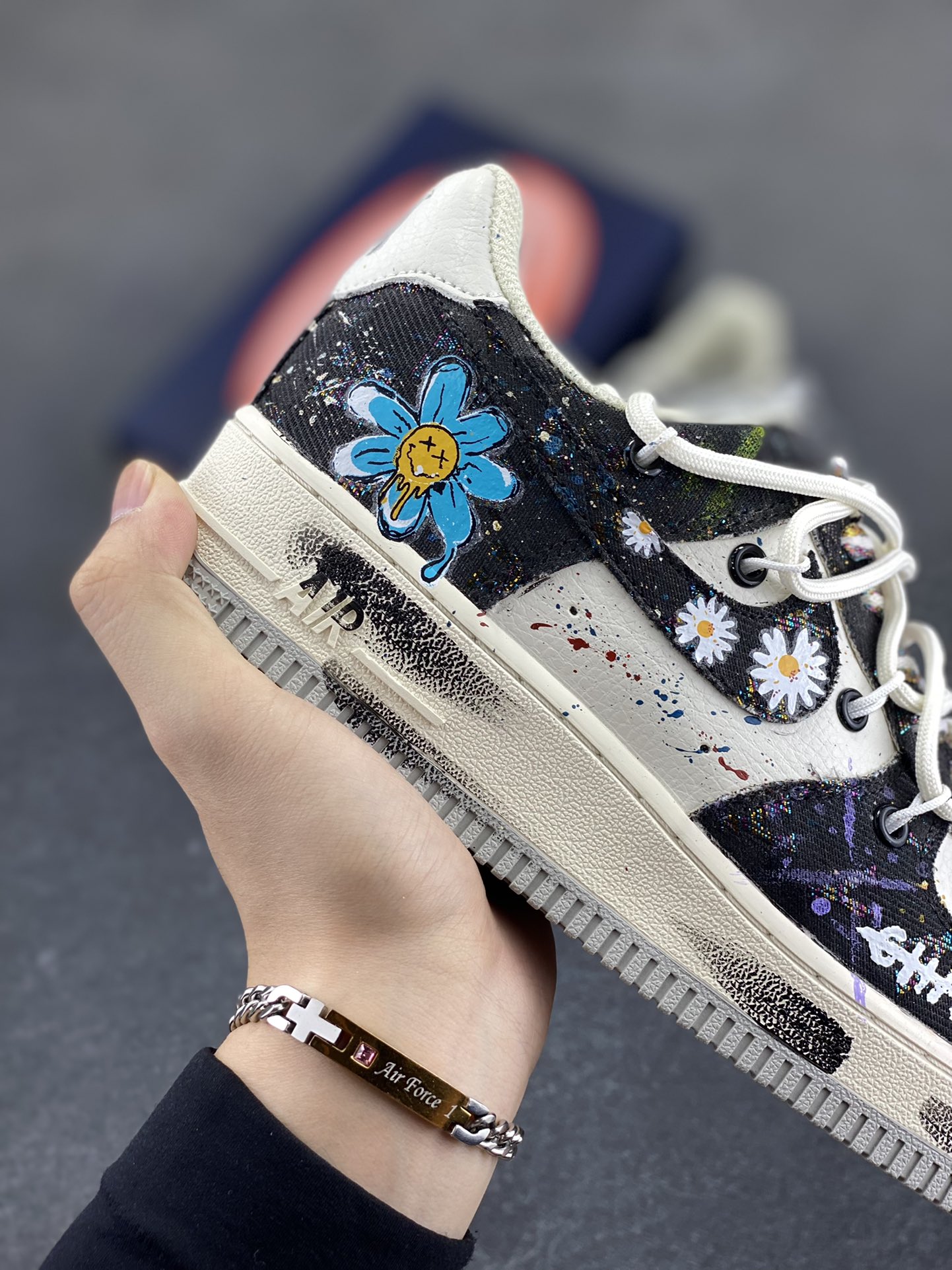 图片[6]-手绘涂鸦“蓝调雏菊”“Blue Daisy”空军一号定制板鞋 蓝调雏菊，是艺术与潮流的奇妙融合。以经典鞋型为基底，黑蓝为主色调晕染出独特氛围，如同将静谧夜色与澄澈蓝天揉入鞋身 。雏菊图案错落点缀，清新灵动，打破深色沉闷，恰似在蓝调旋律里跳出的俏皮音符 货号：BD7007-333 尺码：36 36.5 37.5 38 38.5 39 40 40.5 41 42 42.5 43 44 44.5 45-选品中心