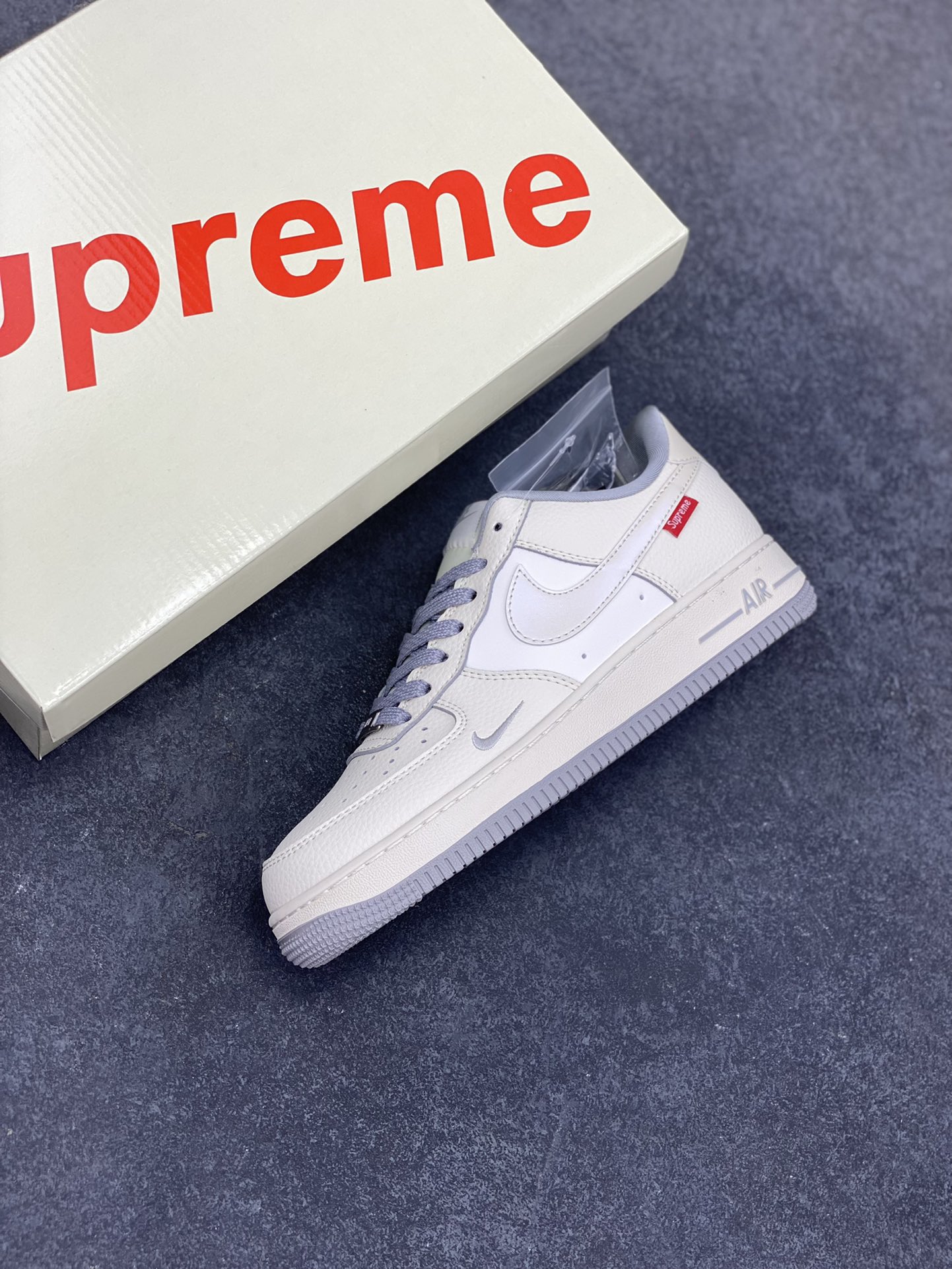 图片[7]-NIke Air Force 1 \’07 Low “Supreme联名——灰底红标”空军一号 低帮 运动鞋 休闲鞋 折边针车 工艺难度大 原楦头原纸板 原装鞋盒 定制五金配件 内置全掌气垫 原厂鞋底 货号：XX3168-195 尺码：36 36.5 37.5 38 38.5 39 40 40.5 41 42 42.5 43 44 44.5 45-选品中心