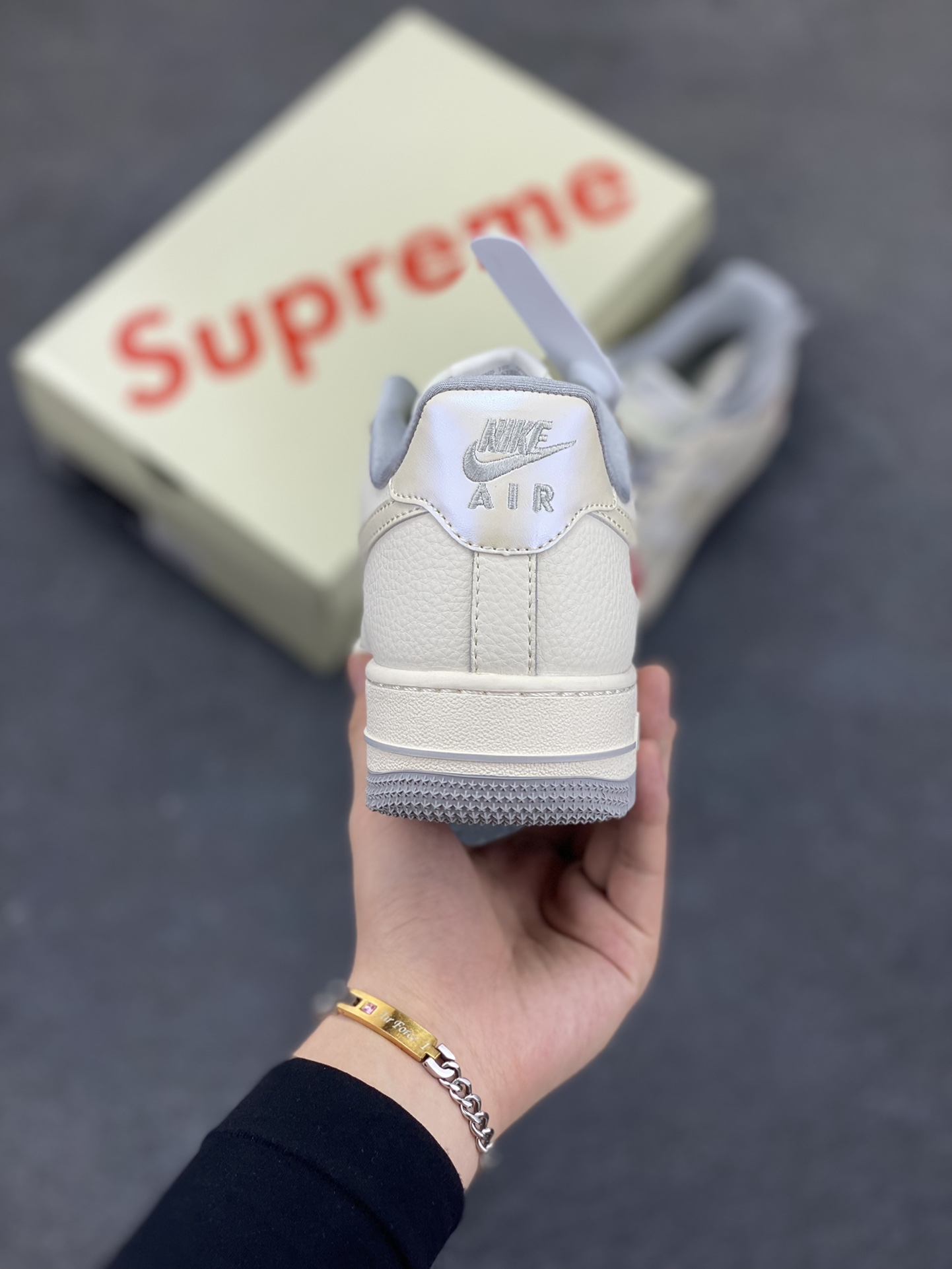 图片[4]-NIke Air Force 1 \’07 Low “Supreme联名——灰底红标”空军一号 低帮 运动鞋 休闲鞋 折边针车 工艺难度大 原楦头原纸板 原装鞋盒 定制五金配件 内置全掌气垫 原厂鞋底 货号：XX3168-195 尺码：36 36.5 37.5 38 38.5 39 40 40.5 41 42 42.5 43 44 44.5 45-选品中心
