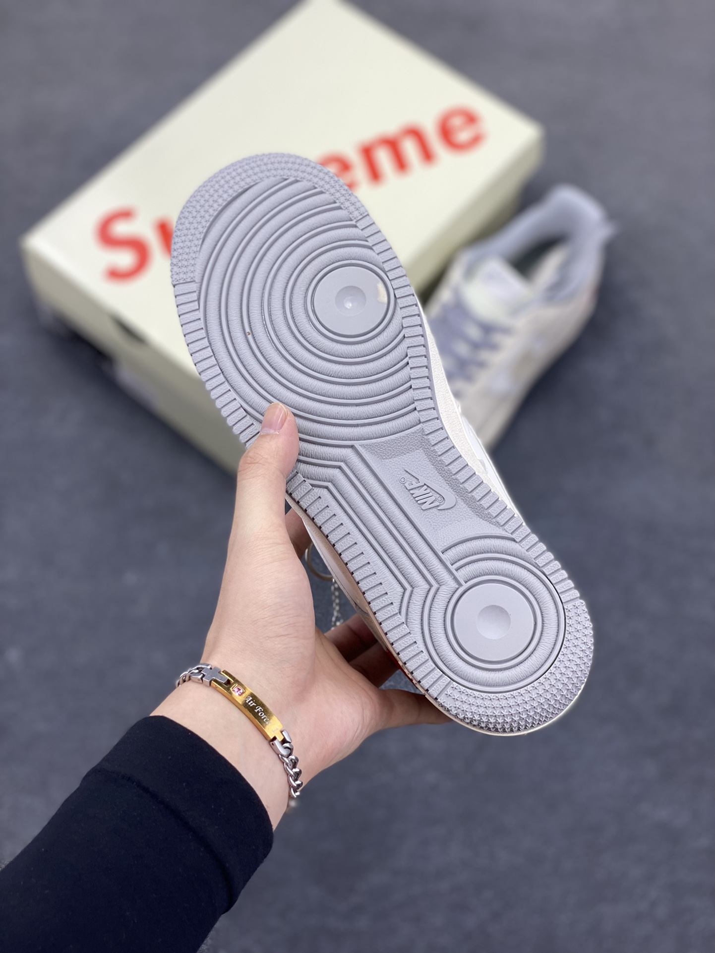 图片[5]-NIke Air Force 1 \’07 Low “Supreme联名——灰底红标”空军一号 低帮 运动鞋 休闲鞋 折边针车 工艺难度大 原楦头原纸板 原装鞋盒 定制五金配件 内置全掌气垫 原厂鞋底 货号：XX3168-195 尺码：36 36.5 37.5 38 38.5 39 40 40.5 41 42 42.5 43 44 44.5 45-选品中心