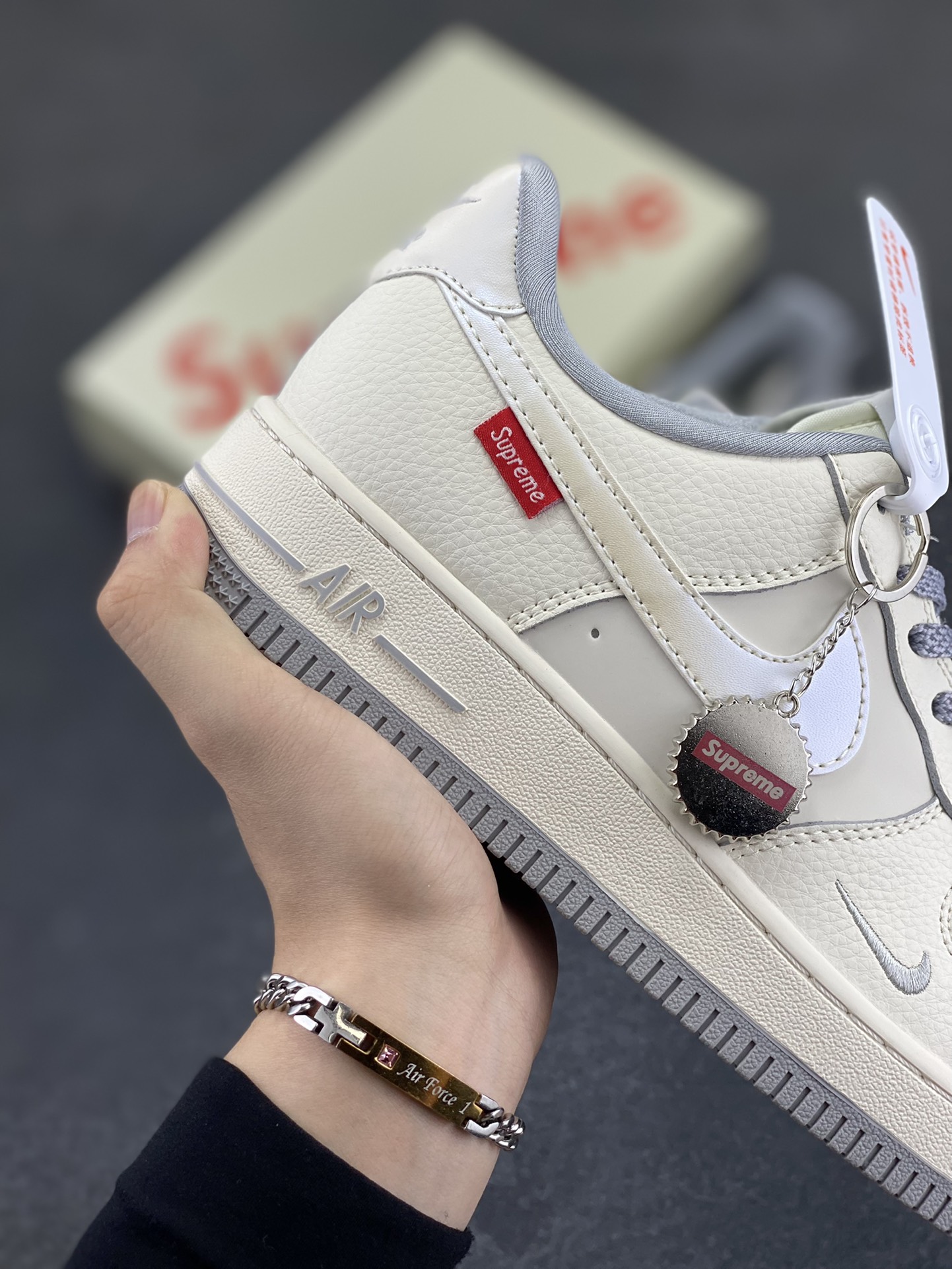 图片[6]-NIke Air Force 1 \’07 Low “Supreme联名——灰底红标”空军一号 低帮 运动鞋 休闲鞋 折边针车 工艺难度大 原楦头原纸板 原装鞋盒 定制五金配件 内置全掌气垫 原厂鞋底 货号：XX3168-195 尺码：36 36.5 37.5 38 38.5 39 40 40.5 41 42 42.5 43 44 44.5 45-选品中心