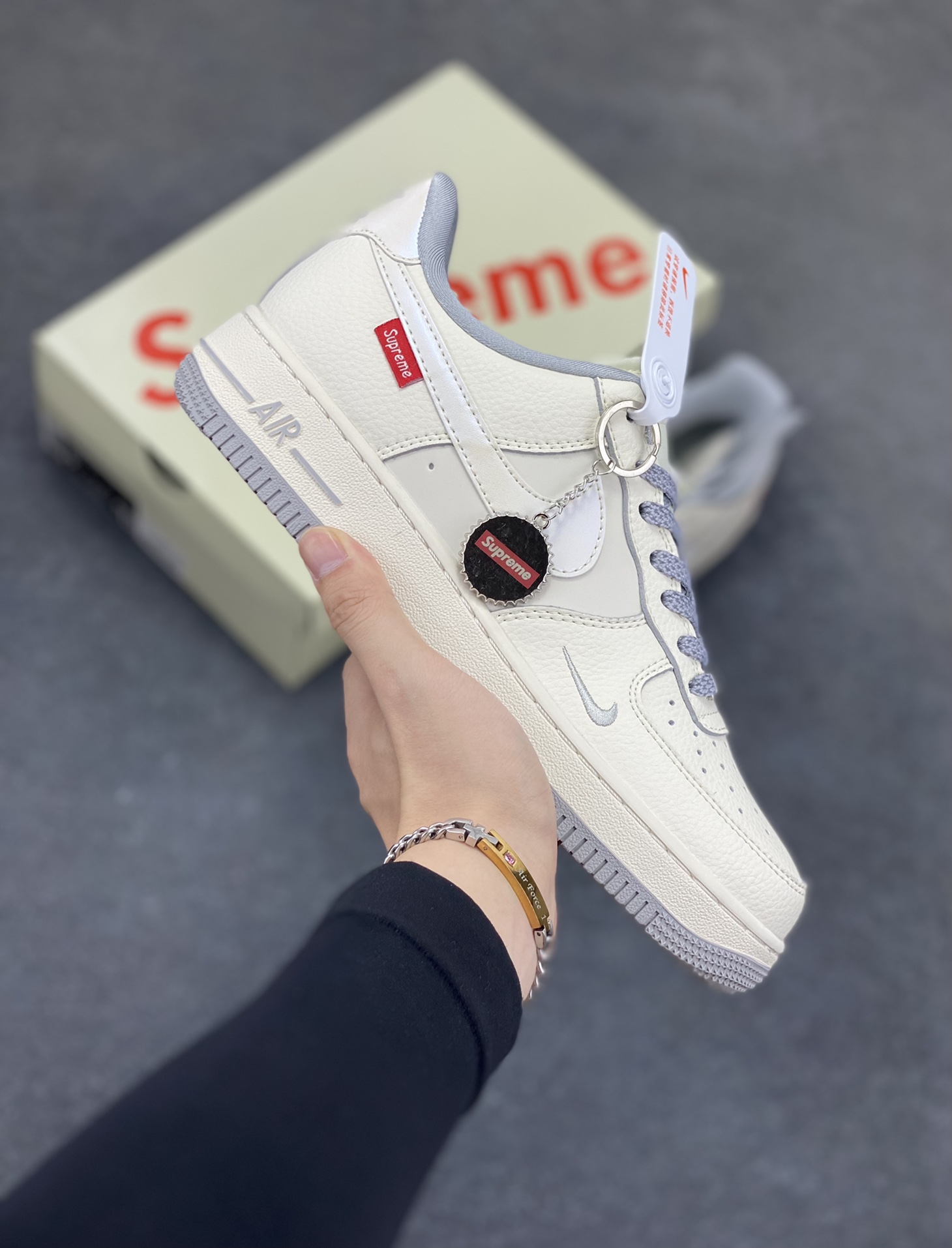 NIke Air Force 1 \’07 Low “Supreme联名——灰底红标”空军一号 低帮 运动鞋 休闲鞋 折边针车 工艺难度大 原楦头原纸板 原装鞋盒 定制五金配件 内置全掌气垫 原厂鞋底 货号：XX3168-195 尺码：36 36.5 37.5 38 38.5 39 40 40.5 41 42 42.5 43 44 44.5 45-选品中心