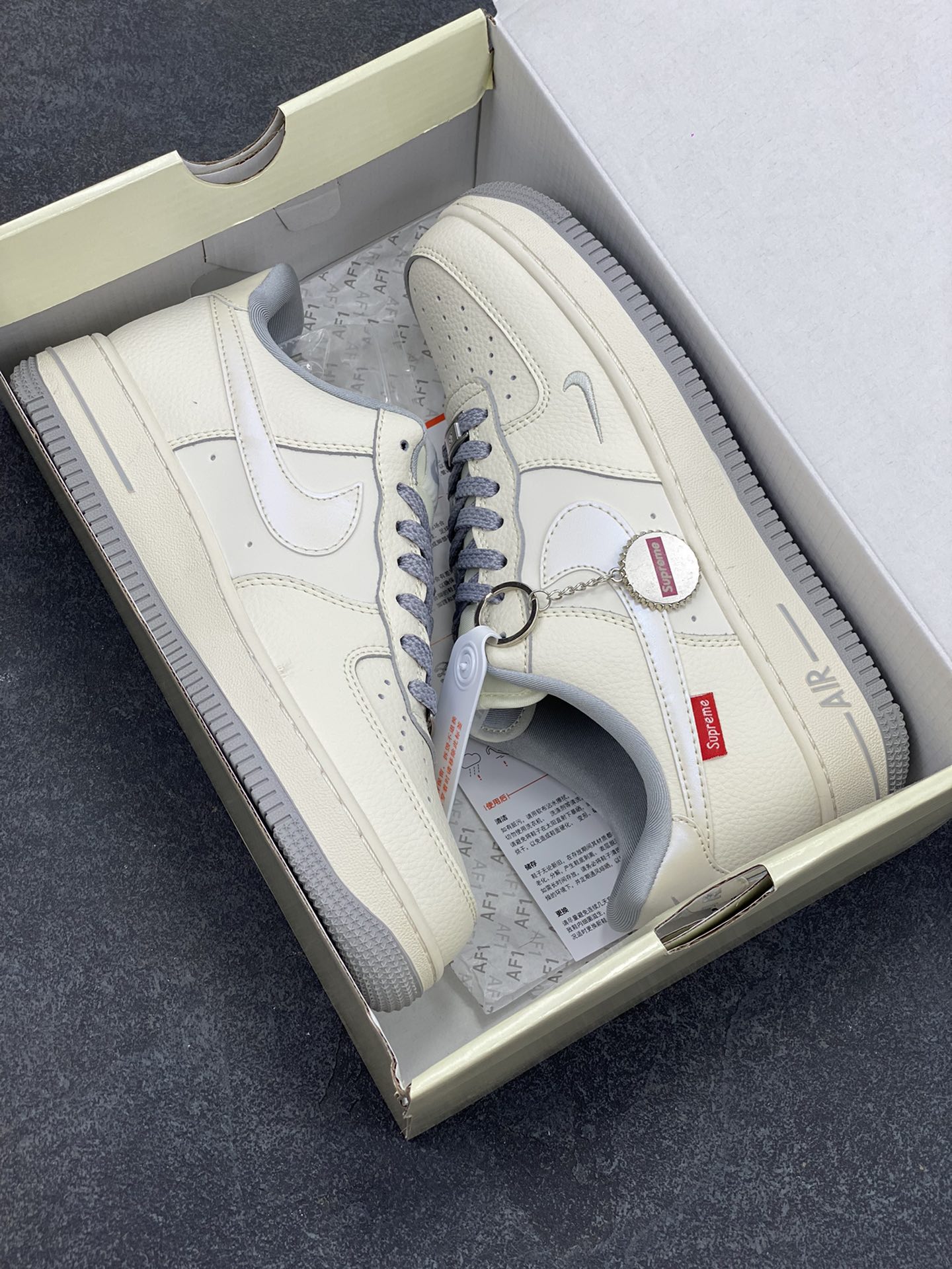 图片[9]-NIke Air Force 1 \’07 Low “Supreme联名——灰底红标”空军一号 低帮 运动鞋 休闲鞋 折边针车 工艺难度大 原楦头原纸板 原装鞋盒 定制五金配件 内置全掌气垫 原厂鞋底 货号：XX3168-195 尺码：36 36.5 37.5 38 38.5 39 40 40.5 41 42 42.5 43 44 44.5 45-选品中心