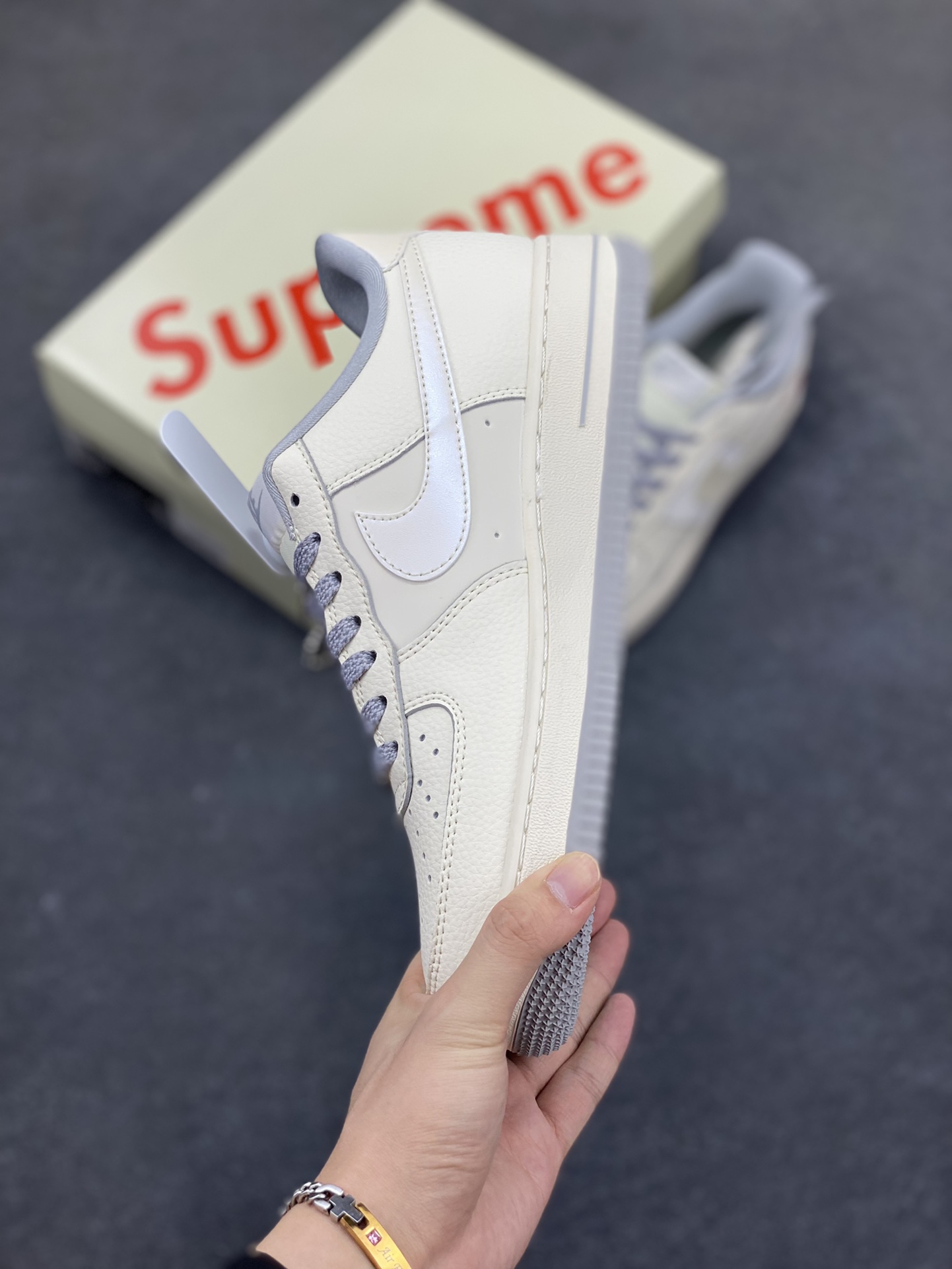 图片[3]-NIke Air Force 1 \’07 Low “Supreme联名——灰底红标”空军一号 低帮 运动鞋 休闲鞋 折边针车 工艺难度大 原楦头原纸板 原装鞋盒 定制五金配件 内置全掌气垫 原厂鞋底 货号：XX3168-195 尺码：36 36.5 37.5 38 38.5 39 40 40.5 41 42 42.5 43 44 44.5 45-选品中心