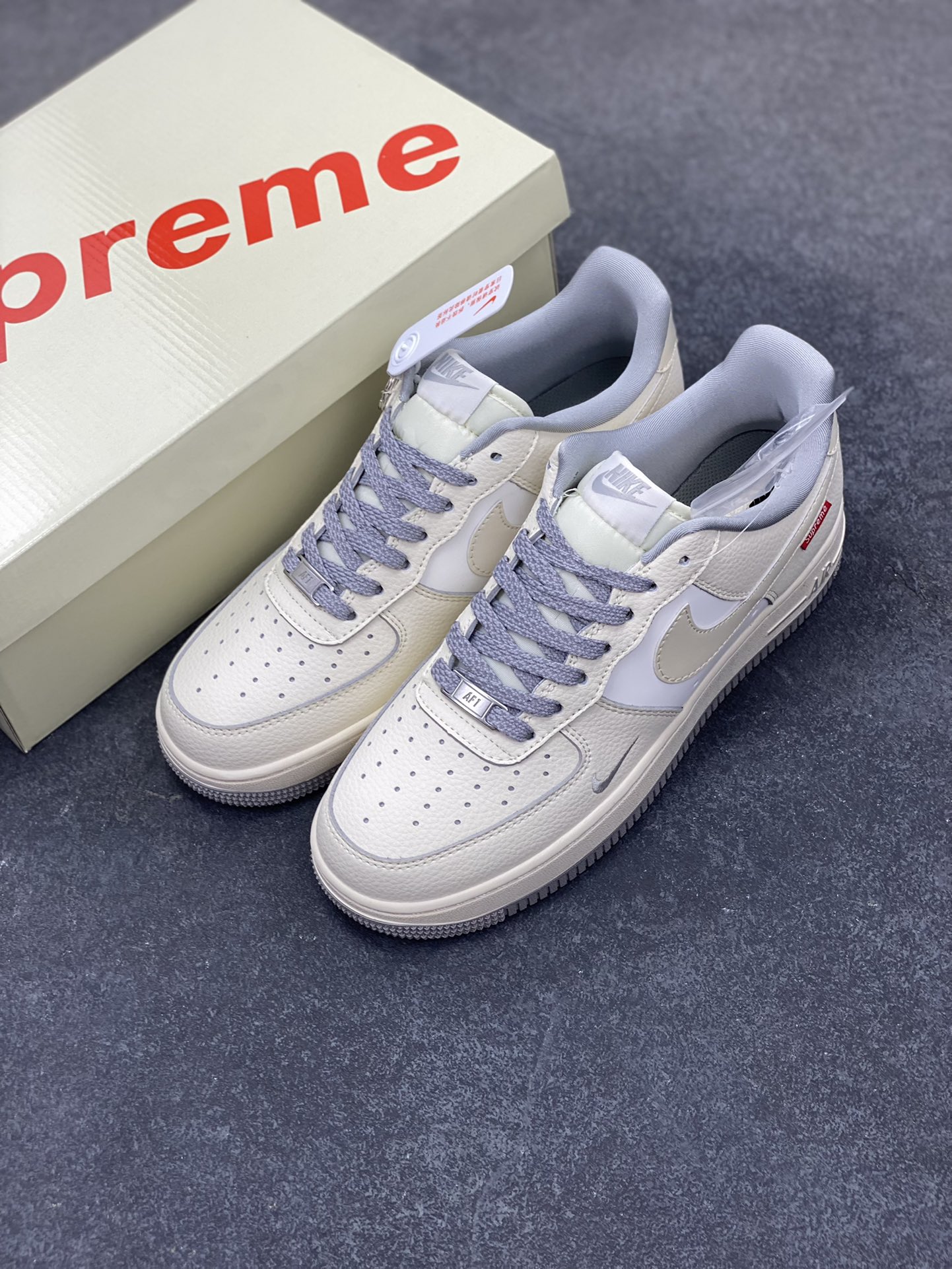 图片[8]-NIke Air Force 1 \’07 Low “Supreme联名——灰底红标”空军一号 低帮 运动鞋 休闲鞋 折边针车 工艺难度大 原楦头原纸板 原装鞋盒 定制五金配件 内置全掌气垫 原厂鞋底 货号：XX3168-195 尺码：36 36.5 37.5 38 38.5 39 40 40.5 41 42 42.5 43 44 44.5 45-选品中心