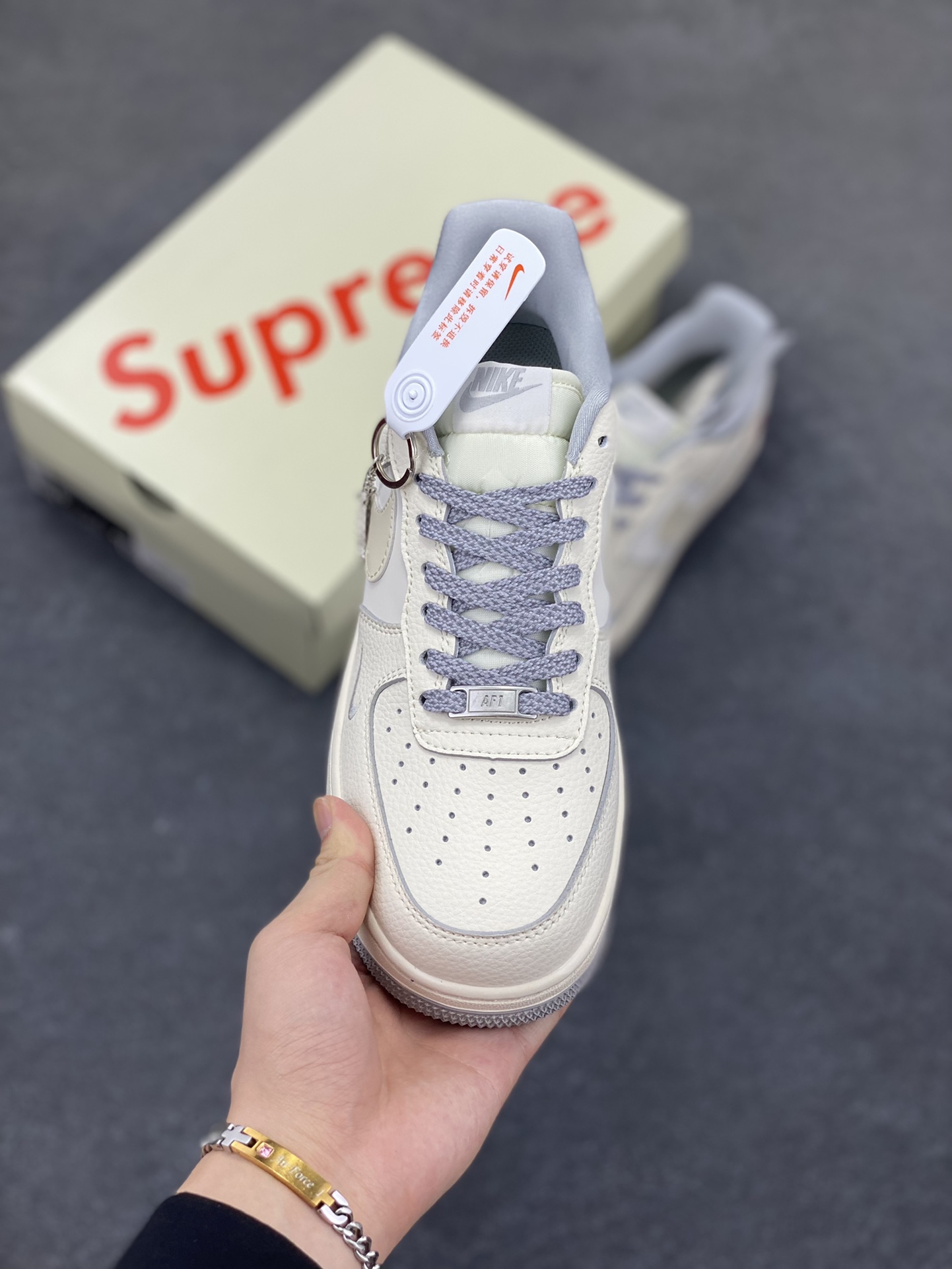 图片[2]-NIke Air Force 1 \’07 Low “Supreme联名——灰底红标”空军一号 低帮 运动鞋 休闲鞋 折边针车 工艺难度大 原楦头原纸板 原装鞋盒 定制五金配件 内置全掌气垫 原厂鞋底 货号：XX3168-195 尺码：36 36.5 37.5 38 38.5 39 40 40.5 41 42 42.5 43 44 44.5 45-选品中心