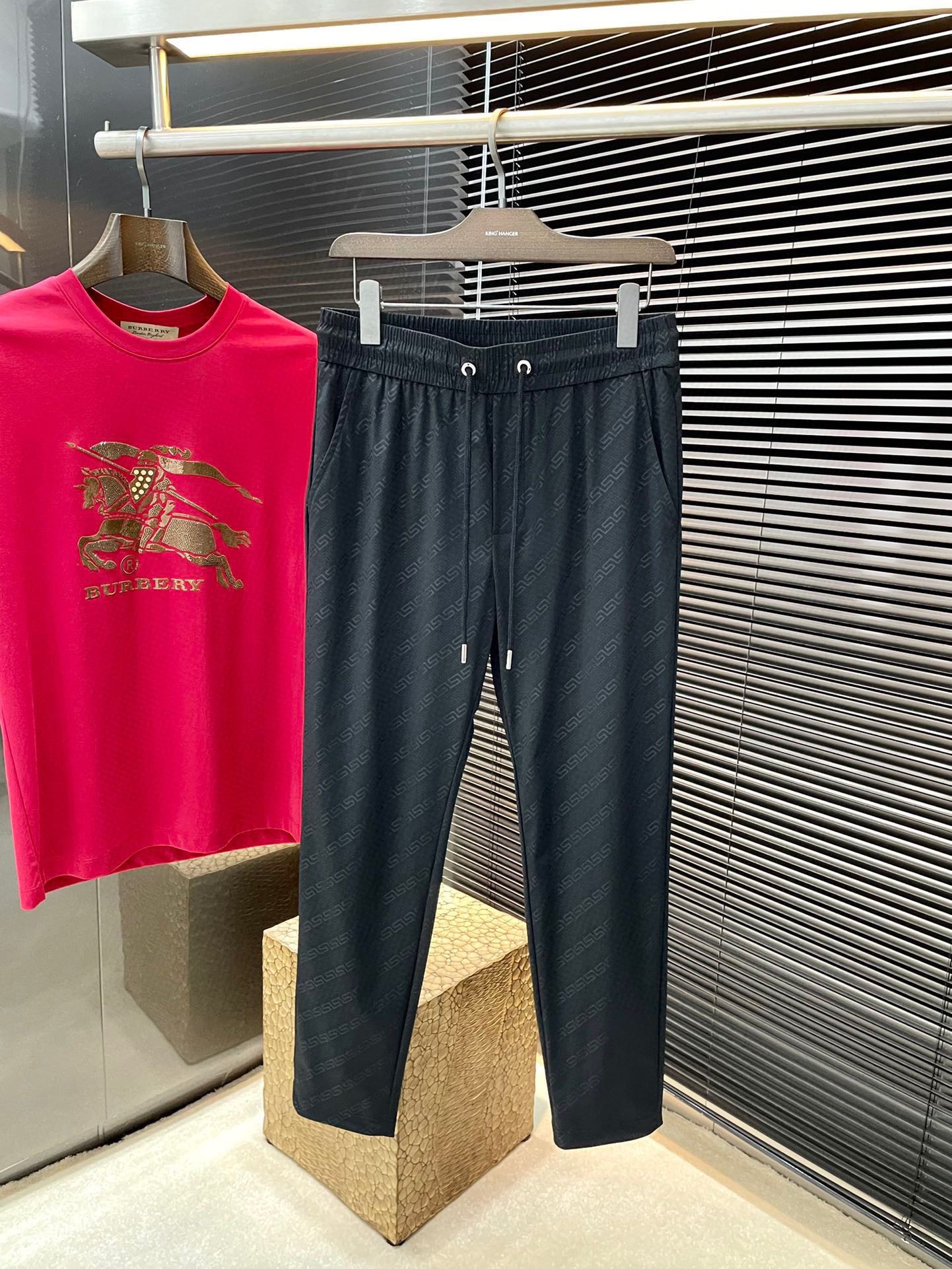 NO:433222,P Versace- (Versace) 2025 spring new style, the latest casual pants. The original pants are casual and versatile, casual and lazy, customized original high elastic silk fabric, full of comfort. High-end and atmospheric, does the flavor of spring have? The first choice. Number of codes 29-38 (37) purchasing level..., versace, versace, alexander wang19860909P  Versace-（范思哲）2025春季新款,最新休闲裤.原版裤型上身休闲百搭、随性慵懒范,定制原版高弹丝面料,舒适感爆棚.高端大气,春天的味道有没有,首选 .码数 29-38（37）代购级别……,,versace,versace,alexander wang,Men's clothing