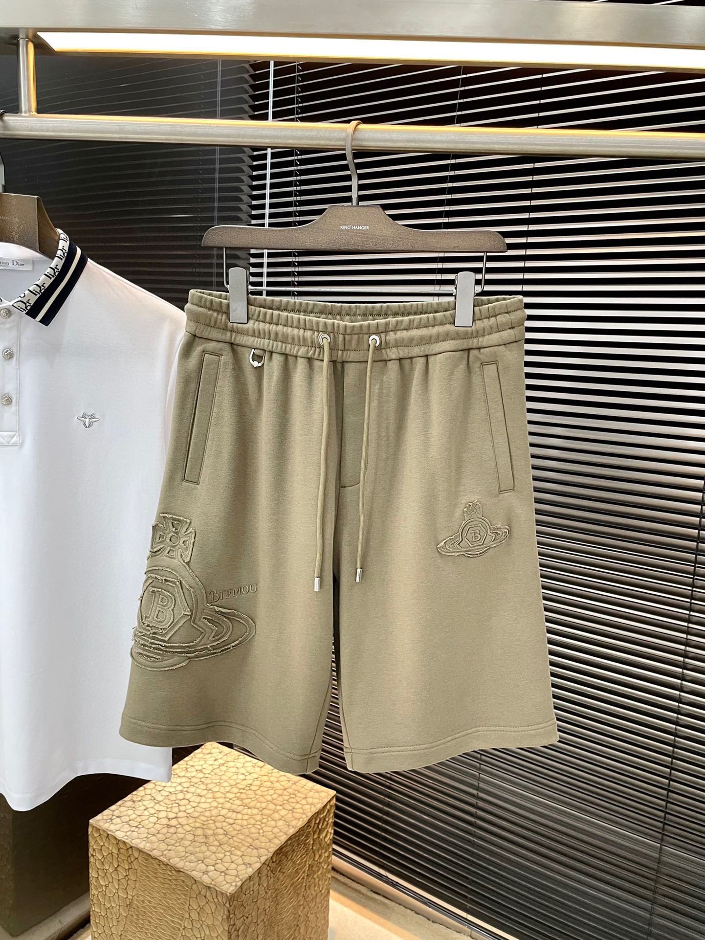 NO:433232,P vivienne west wood (Mrs. Cinthian Vivienne) 2025 spring and summer new style, the latest casual shorts. The original pants are casual and versatile, casual and lazy, high-end custom imported lyesel fabric, custom craftsmanship, and comfortable. High-end and atmospheric, does the summer taste have? First choice. Code number M1 XXXL purchasing level..., shorts, alexander wang19860909P  vivienne west wood（西太后 薇薇安）2025春夏季新款,最新休闲短裤.原版裤型上身休闲百搭、随性慵懒范,高级定制进口莱赛尔面料,订制工艺 舒适感爆棚.高端大气,夏天的味道有没有,首选 .码数 M一XXXL代购级别……,,shorts,alexander wang,Men's clothing