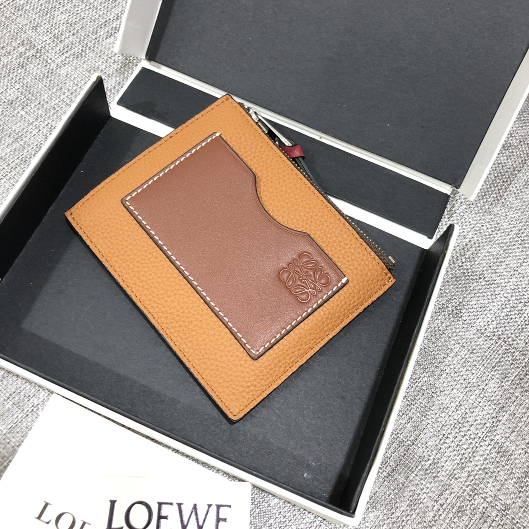 NO:672588,Zippered thin card holder made of piqué calfskin, classic plain calfskin inside, 6 card slots on the outside, zipper pocket for change, model number 3732, size 12*9.5, Loewe wallet, loewe, wallets, cowhide19860909拉链薄款小卡包 选用珠地小牛皮, 内里经典平纹小牛皮, 外侧6 个卡位, 拉链口袋可放零钱, 款号3732 尺寸 12*9.5,罗意威钱包,loewe,wallets,cowhide,欧美剧