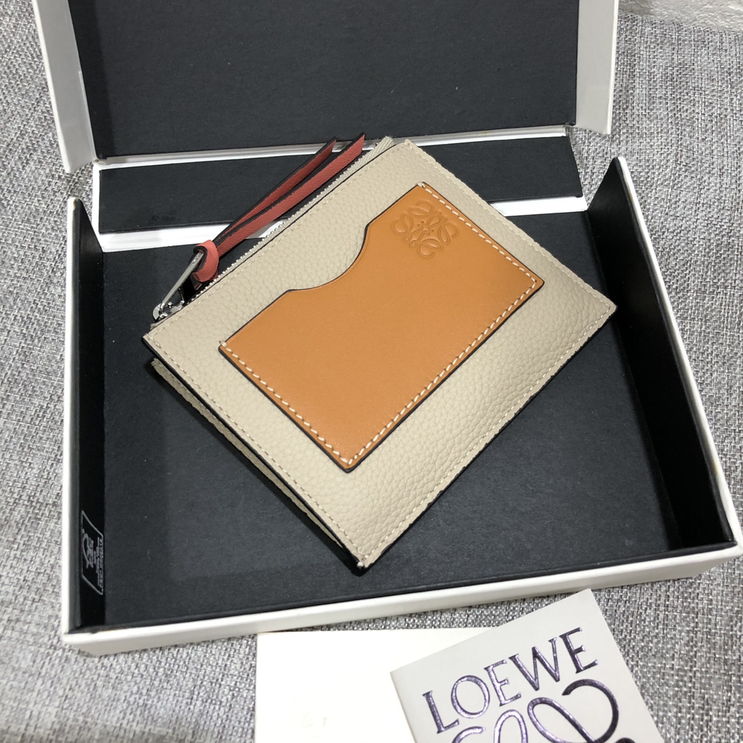 NO:672560,Zippered thin card holder made of piqué calfskin, classic plain calfskin inside, 6 card slots on the outside, zipper pocket for change, model number 3732, size 12*9.5, Loewe wallet, loewe, wallets, cowhide19860909拉链薄款小卡包 选用珠地小牛皮, 内里经典平纹小牛皮, 外侧6 个卡位, 拉链口袋可放零钱, 款号3732 尺寸 12*9.5,罗意威钱包,loewe,wallets,cowhide,欧美剧
