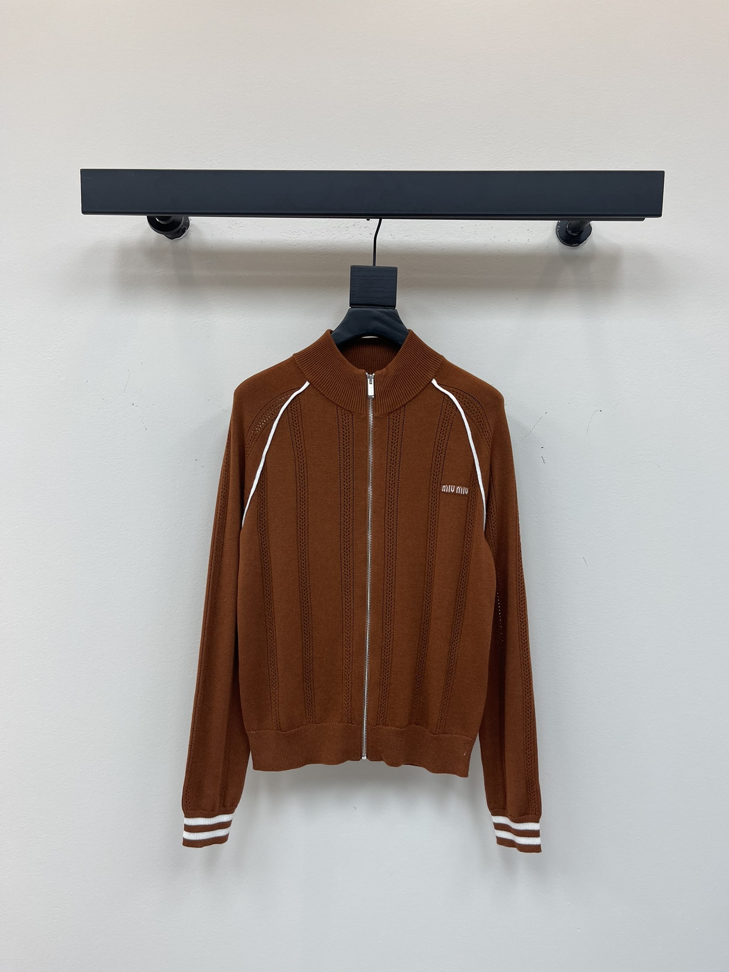 NO:436743,MiuMi*25 early autumn new contrast knitted long-sleeved cardigan!  Customized wool yarn weaving, soft and skin-friendly, comfortable and stylish, stand-alone long-sleeved cardigan style, zipper opening adjustment can properly reveal the skin, beautify the proportion of the head and shoulders, make the body look slimmer, the large body is plain and vertical texture, the sleeves and shoulders are outlined and collided with contrasting stripes, the letter embroidered logo color matching on the chest echoes the retro style, the elastic slim fit style highlights the figure, playful and age-reducing, and it is easy to control during daily travel or party!  SML, miumiu, alexander wang19860909MiuMi*25早秋新款撞色针织长袖开衫！定制羊毛纱线织造 柔软亲肤 舒适有型 立领长袖开衫版型 拉链开襟调节可恰当露肤 美化头肩比例更显瘦 大身素色配合竖状肌理纹路 袖侧肩膀以撞色条纹勾勒碰撞 胸前字母刺绣徽标配色呼应复古风格强烈 弹力修身版型突显身材 俏皮减龄显白 日常出行或聚会轻松驾驭！SML,,miumiu,alexander wang,Women's clothing