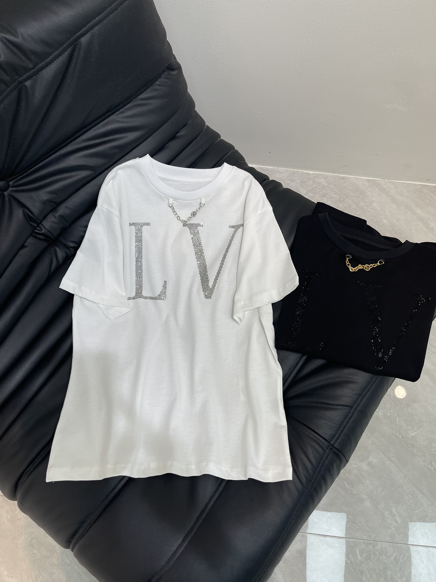 NO:436736,Louis Vuitto*25 Spring and Summer New Hot Diamond Chain Short-Sleeve T-shirt Customized YB mercerated cotton material Breathable and comfortable Full texture Regular short-sleeved T-shirt cutting Highlights the brand style Made of gram-weight pure cotton with a slight elasticity Presents the visual effect of slimming The chest is made of diamond diamond technology Restores the brand letter logo The gorgeous effect of the necklace-like engraved logo chain decoration Highlights Highlights Show high-end style All the inner wears are brilliant and fashionable SML,,louis vuitton,T-shirt,tees,t-shirt,necklace,alexander wang19860909Louis Vuitto*25春夏新款烫钻链条短袖T恤 定制YB丝光全棉材质 透气舒适 质感十足 常规短袖T恤裁剪 凸显品牌格调 采用克重纯棉制成 略带有弹力 呈现显瘦视觉效果 胸前用烫钻工艺 还原品牌字母徽标 配合领口处项链般印刻徽标链条装饰的华丽效果 亮点突出 彰显高级格调 单穿内搭都出彩时髦 SML,,louis vuitton,T-shirt,tees，t-shirt,necklace,alexander wang,Women's clothing