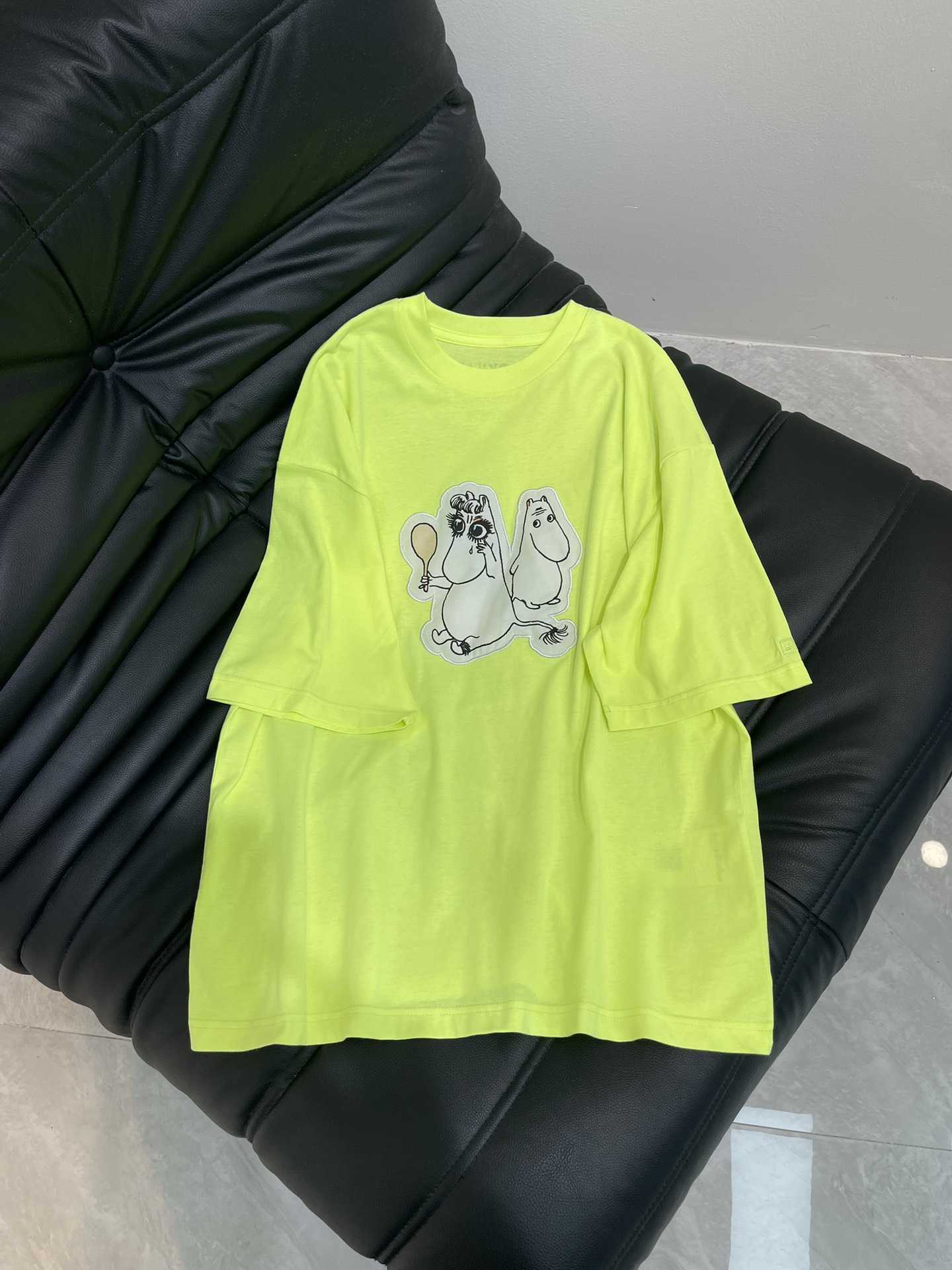 NO:436416,*X MOOMIN cartoon pattern patch short-sleeved T-shirt made of cotton jersey fabric cartoon pattern patch on the back brand logo print round neck neckline fall shoulder design male and female style joint series fluorescent green SML, T-shirt,tees, t-shirt,alexander wang19860909*X MOOMIN 卡通图案贴布短袖T恤 采用棉质平纹针织面料 饰卡通图案贴布 背后饰品牌标识印花 圆领领口 落肩设计 男女同款 联名系列 荧光绿 SML,,T-shirt,tees，t-shirt,alexander wang,Women's clothing