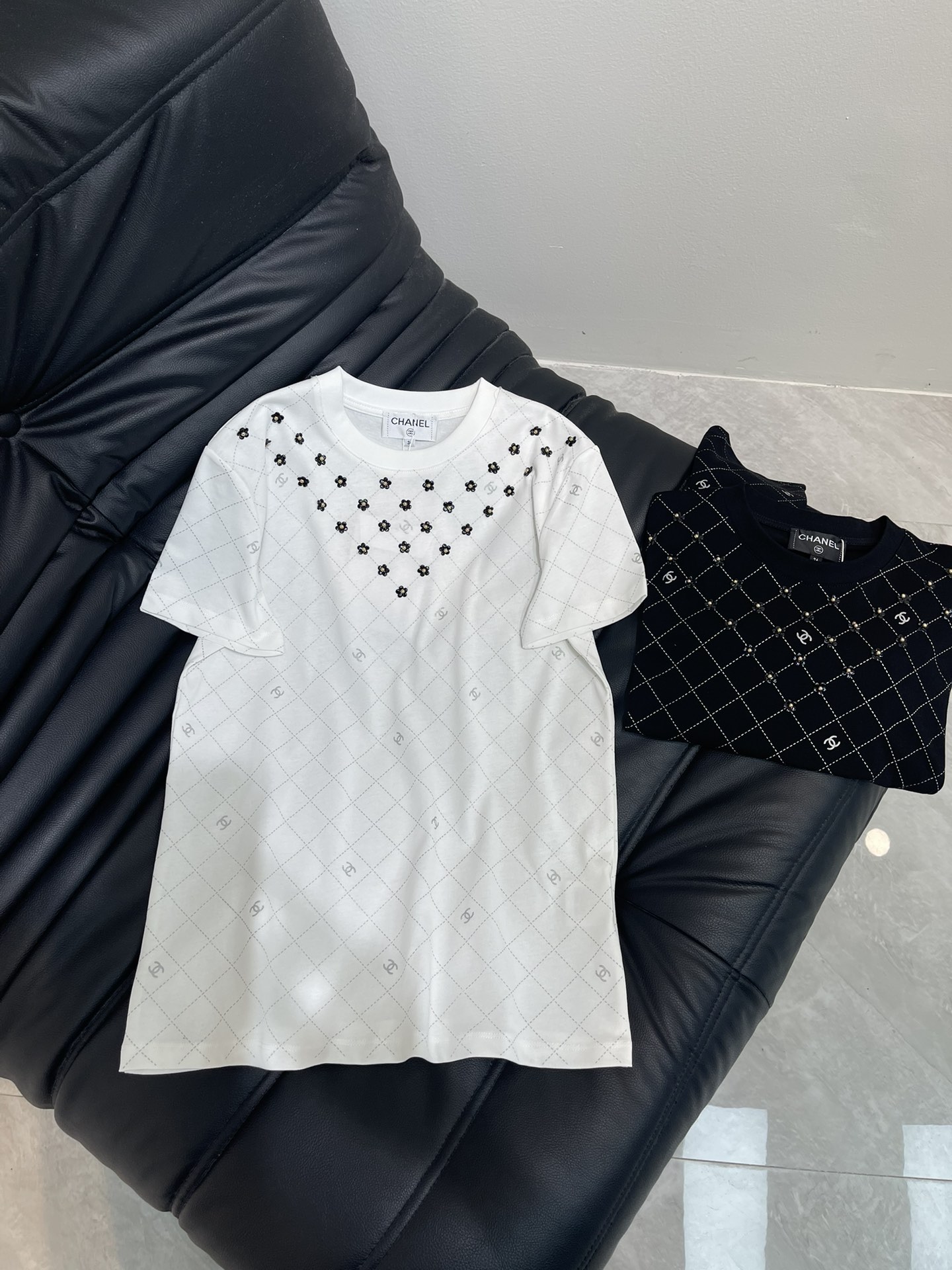 NO:436739,Chane*25 spring and summer new heavy-industrial camellia diamond short-sleeved T-shirt Customized YB mercerated cotton material Soft and skin-friendly Comfortable and stylish Regular short-sleeved style V-shaped neckline Heavy industry camellia With the whole diamond pattern Irregularly distributed double C print Rich layers Delicate and elegant Style Regular style Inclusive body shape Slim and fashionable Everyday casual control Versatile and fashionable SML, Chanel, T-shirt,tees, t-shirt,alexander wang19860909Chane*25春夏新款重工山茶花菱格短袖T恤 定制YB丝光全棉材质 柔软亲肤 舒适有型 常规短袖版型 领口V字分布重工山茶花 配合通体菱格图案 不规则分布双C印花 层次丰富 风格细腻优雅 常规版型包容身材 显瘦洋气 日常随意驾驭 百搭时髦 SML,,chanel,T-shirt,tees，t-shirt,alexander wang,Women's clothing