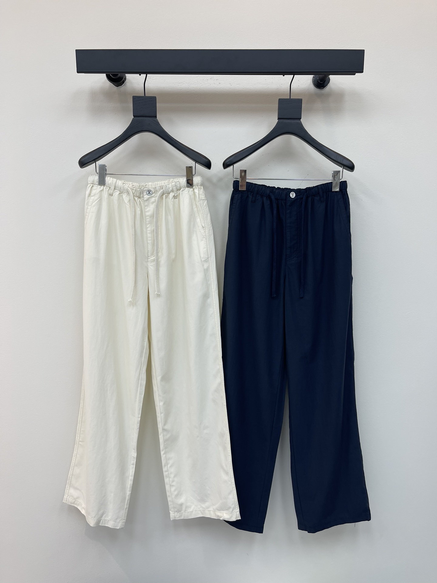 NO:436742,Chane*25 new wide-leg drawstring trousers, customized YB Tiansi cotton material, light and comfortable texture, breathable outfit, straight trousers style, three-dimensional tailoring, more fitting to the legs, inclusive figure, showing the proportion of long legs, waist drawstring adjusts elasticity, double C logo embellishment of the trousers, echoing the embroidered logo at the back hip flap pocket, adding fashionable atmosphere and outfit charm, daily casual matching tops, interpreting high-end slack style SML, chanel, alexander wang19860909Chane*25新款阔腿抽绳长裤 定制YB天丝棉材质 质感轻薄舒适 穿搭透气十足 直筒长裤版型 立体剪裁更贴合人身腿部线条 包容身材展现长腿好比例 腰间抽绳调节松紧 裤头双C徽标点缀 与后臀翻盖口袋处的刺绣徽标呼应 增加时髦气息和穿搭魅力 日常随意搭配上装 演绎高级松弛穿搭风格 SML,,chanel,alexander wang,Women's clothing