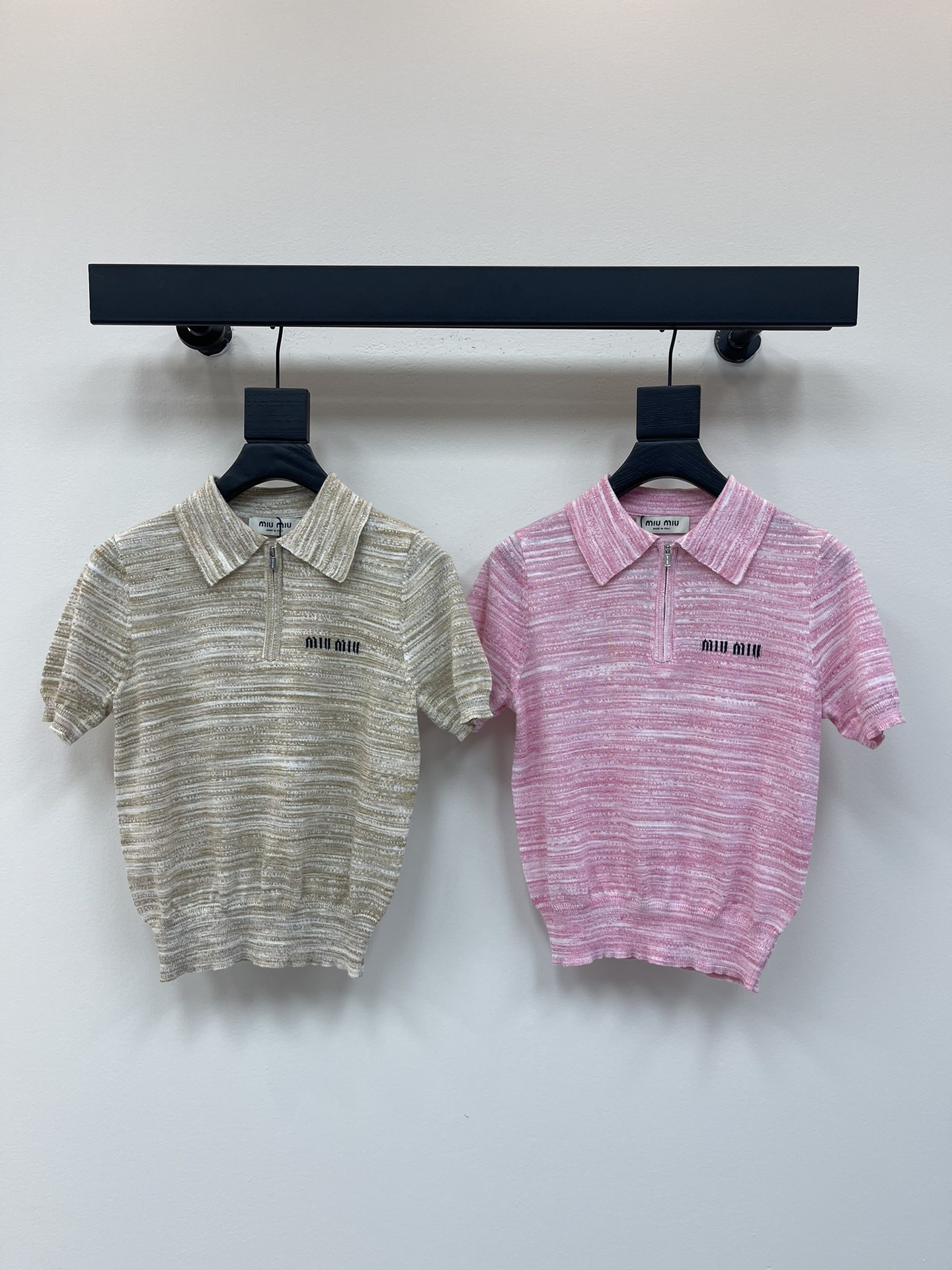 NO:436725,Miumi*25 new half-plate lapel knitted short sleeves Customized YB special yarn weaving delicate and soft, full of elasticity Exquisite lapel short sleeves style Collar zipper half-plate design Fine knitted patterns Rotary sleeves with rag shoulders direction distribution Fully stretch thread edged details Literary and youthful feeling The iconic letter logo is embroidered on the front chest makes the retro college style strong, age-reducing whiteness, easy to control during daily travel or party SML,,miumiu,T-shirt,alexander wang19860909Miumi*25新款半开襟翻领针织短袖 定制YB特种纱线织造 细腻柔软 弹力十足 精致翻领短袖版型 领拉链半开襟设计 通体细密针织纹路 肩袖配合插肩走向分布 弹力螺纹包边细节满分 文艺青春感漫溢 标志性字母徽标刺绣于前胸 让复古学院风格强烈 减龄显白 日常出行或聚会轻松驾驭 SML,,miumiu,T-shirt,alexander wang,Women's clothing