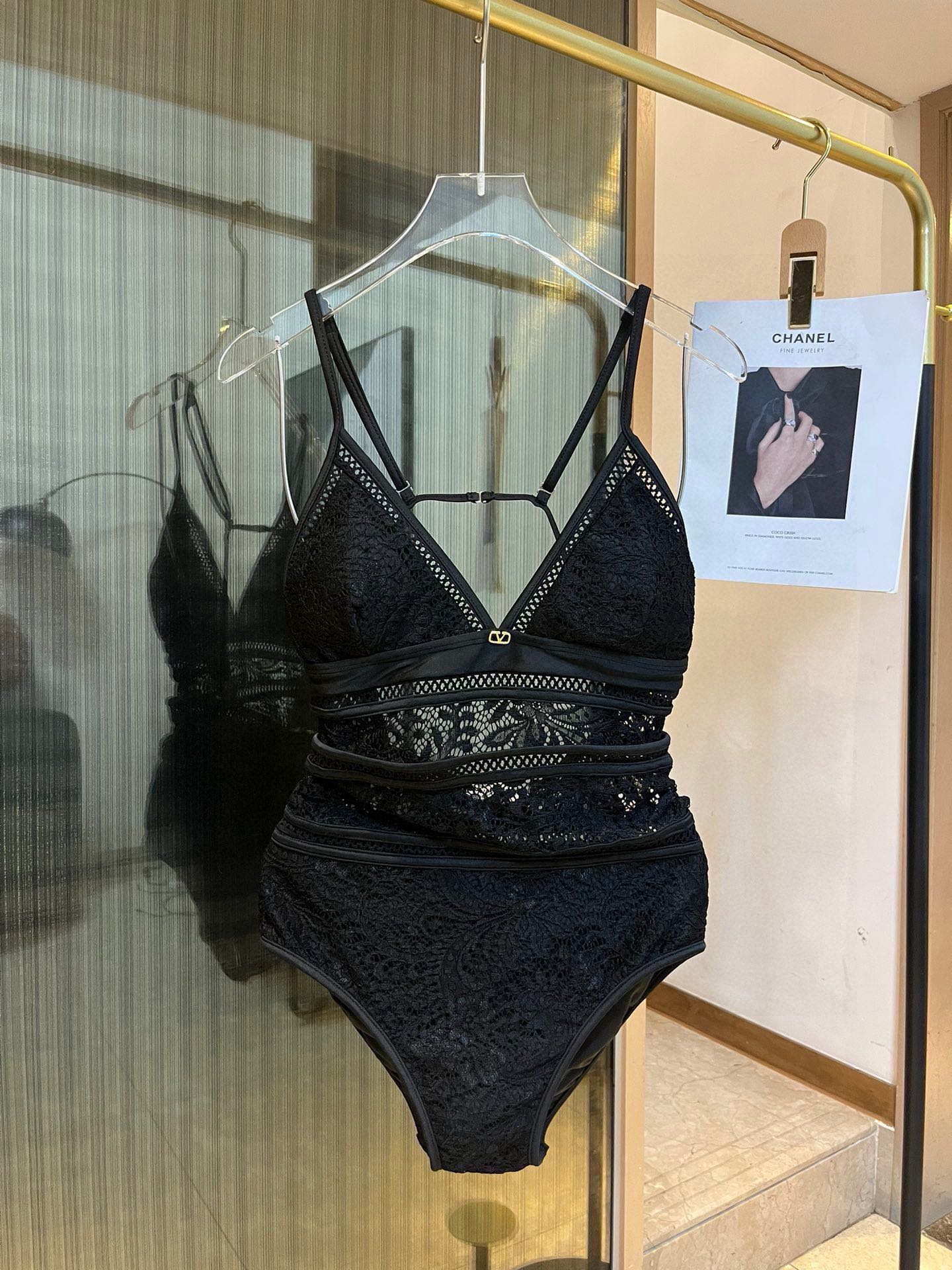 NO:375486,Valentino's latest beach series one-piece swimsuit can be said to be the ceiling of the swimsuit. It is highly recommended!  The real thing is very high-end, the swimsuit is too worn outside, how to wear it, how to look good at the beach vacation, super film, swimsuits suitable for a variety of scenes♀Seaside Swimming pool, hot spring, water park, rafting can be worn inside and outside, S M L XL swimsuits, swimsuits, bikinis, valentino, swimsuits, bikinis19860909华伦天奴最新款沙滩系列连体式泳衣 可以说是游泳衣的天花板了强烈推荐！ 实物非常高级,泳衣外穿太了,怎么穿怎么好看海边度假,超级出片,适合多种场景的游泳衣♀海边 游泳池 温泉 水上乐园 漂流都可以内搭外穿也完全可以 S M L XL泳衣泳裤比基尼,泳衣，泳裤，比基尼,valentino,swimsuits,bikinis,accessory