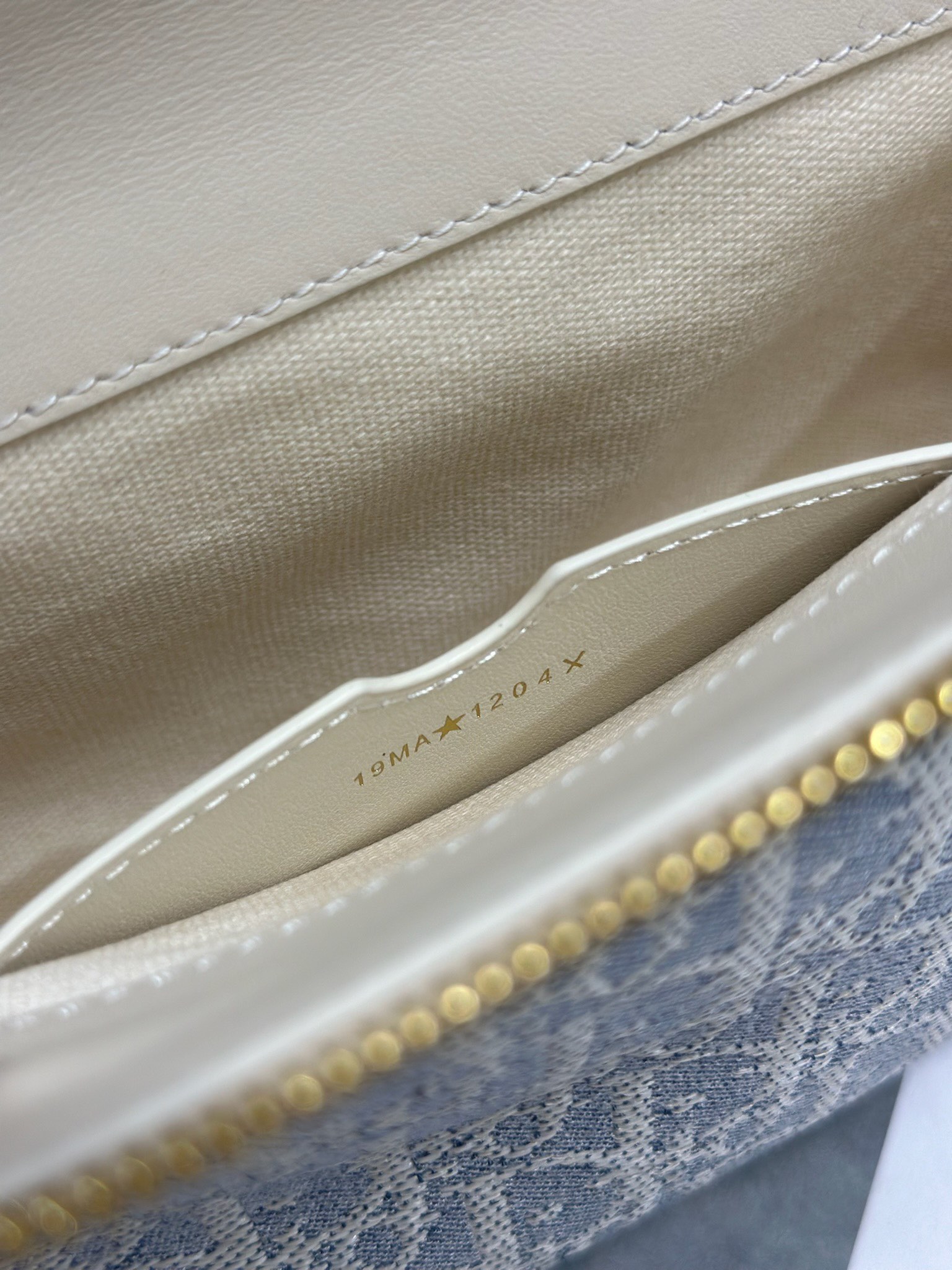 Dior 新款波比拉链小包 「椰子蓝D布配皮」
这款波比拉链手袋是二零二五春夏成衣系列新品，采用椰子蓝 Oblique 印花面料等材质精心制作，优雅实用的设计提升该系列的格调。浅饼干色调光滑牛皮革翻盖饰以复古金色饰面金属细节，饰以拉链开口，配可调节肩带，手提、肩背或斜挎。p560

翻盖开合
拉链开口
可调节、可拆卸的皮革带
内部插袋

型号：2358
尺寸：20 X13.5 X5.5 厘米（长 x 高 x 宽）