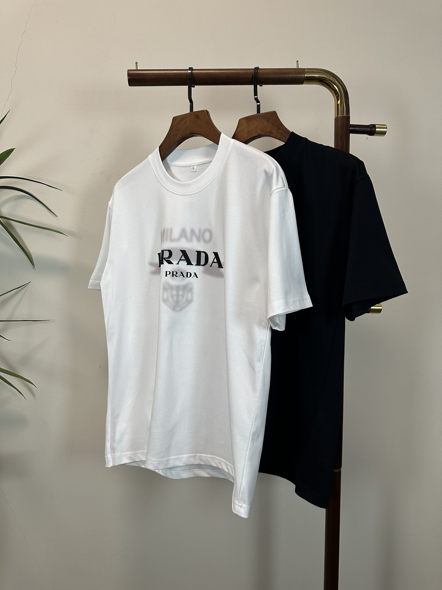 NO:457519,PRA Prada 2025 new round neck short-sleeved T-shirt high-end version!  Customized fabrics for counters are breathable and comfortable, with impeccable details, and the brand element design concept reflects high quality. The feel is delicate and soft!  It is casually cut, with a great upper body style!  Code number M-3XL, prada, prada, T-shirt,tees, t-shirt,alexander wang19860909PRA 普拉达 2025新款 圆领 短袖 T恤 高端版本！专柜定制面料 透气舒适度高,细节无可挑剔,品牌元素设计理念,体现高品质.手感细腻柔软！呈现休闲裁剪,上身版型超赞！ 码数M-3XL,,prada,prada,T-shirt,tees，t-shirt,alexander wang,Men's clothing