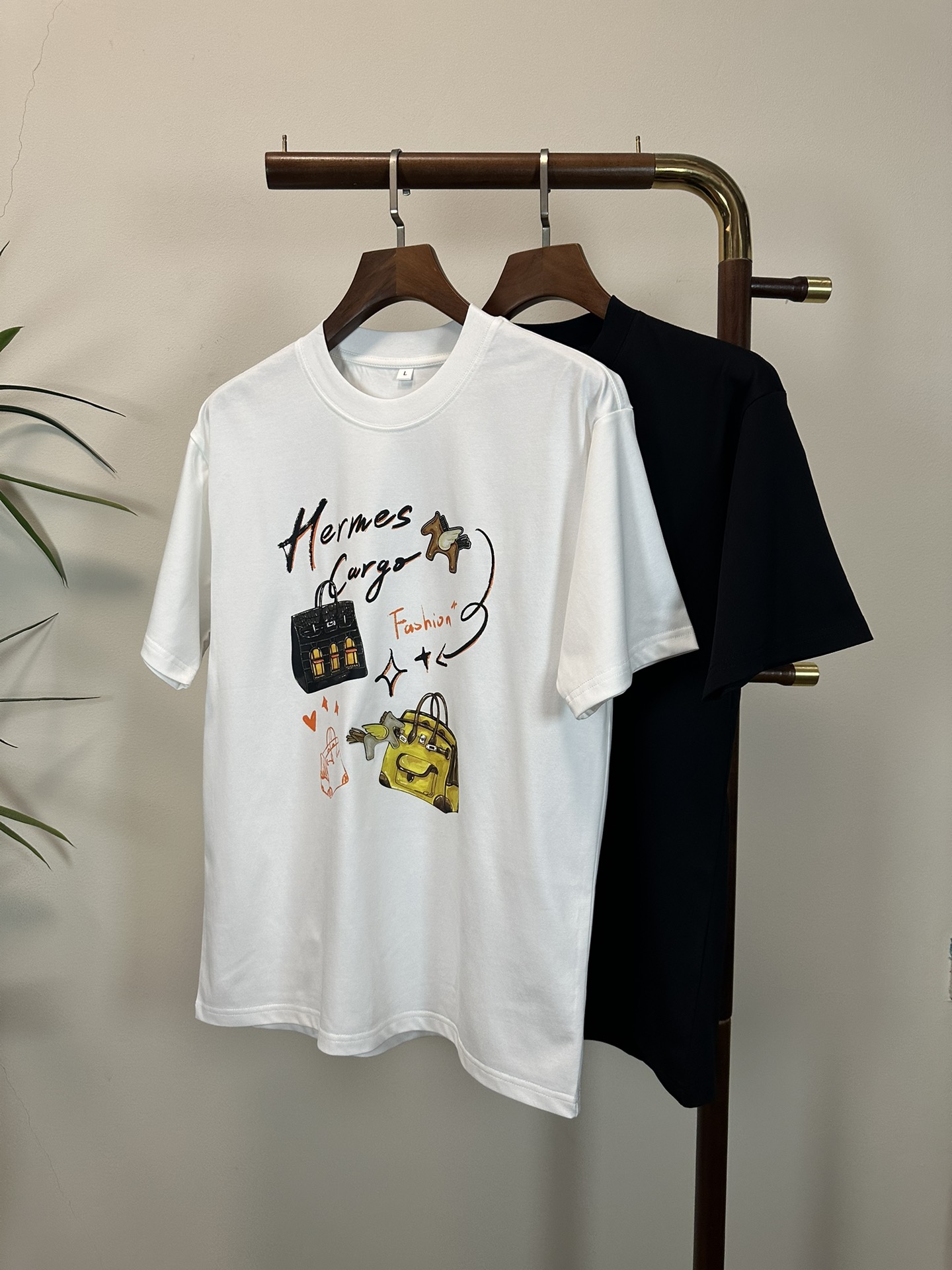 NO:457559,LV Louis Vuitton 2025 new round neck short-sleeved T-shirt high-end version!  Customized fabrics for counters are breathable and comfortable, with impeccable details, and the brand element design concept reflects high quality. The feel is delicate and soft!  It is casually cut, with a great upper body style!  Code number M-3XL, louis vuitton,louis vuitton,t-shirt,tees,t-shirt,alexander wang19860909LV 路易威登 2025新款 圆领 短袖 T恤 高端版本！专柜定制面料 透气舒适度高,细节无可挑剔,品牌元素设计理念,体现高品质.手感细腻柔软！呈现休闲裁剪,上身版型超赞！ 码数M-3XL,,louis vuitton,louis vuitton,T-shirt,tees，t-shirt,alexander wang,Men's clothing