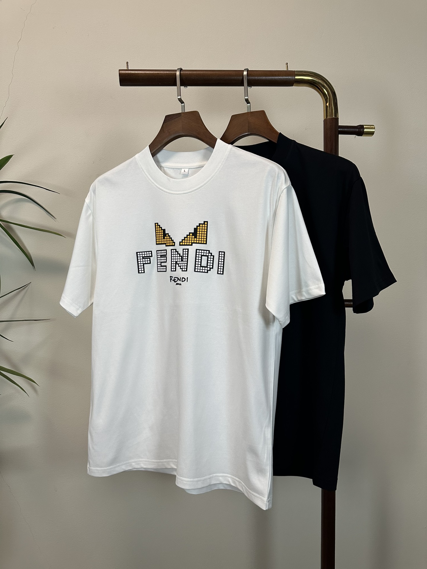 NO:457551,FD Fendi 2025 new round neck short-sleeved T-shirt high-end version!  Customized fabrics for counters are breathable and comfortable, with impeccable details, and the brand element design concept reflects high quality. The feel is delicate and soft!  It is casually cut, with a great upper body style!  Code number M-3XL, fendi, T-shirt, tees, t-shirt, alexander wang19860909FD 芬迪 2025新款 圆领 短袖 T恤 高端版本！专柜定制面料 透气舒适度高,细节无可挑剔,品牌元素设计理念,体现高品质.手感细腻柔软！呈现休闲裁剪,上身版型超赞！ 码数M-3XL,,fendi,T-shirt,tees，t-shirt,alexander wang,Men's clothing