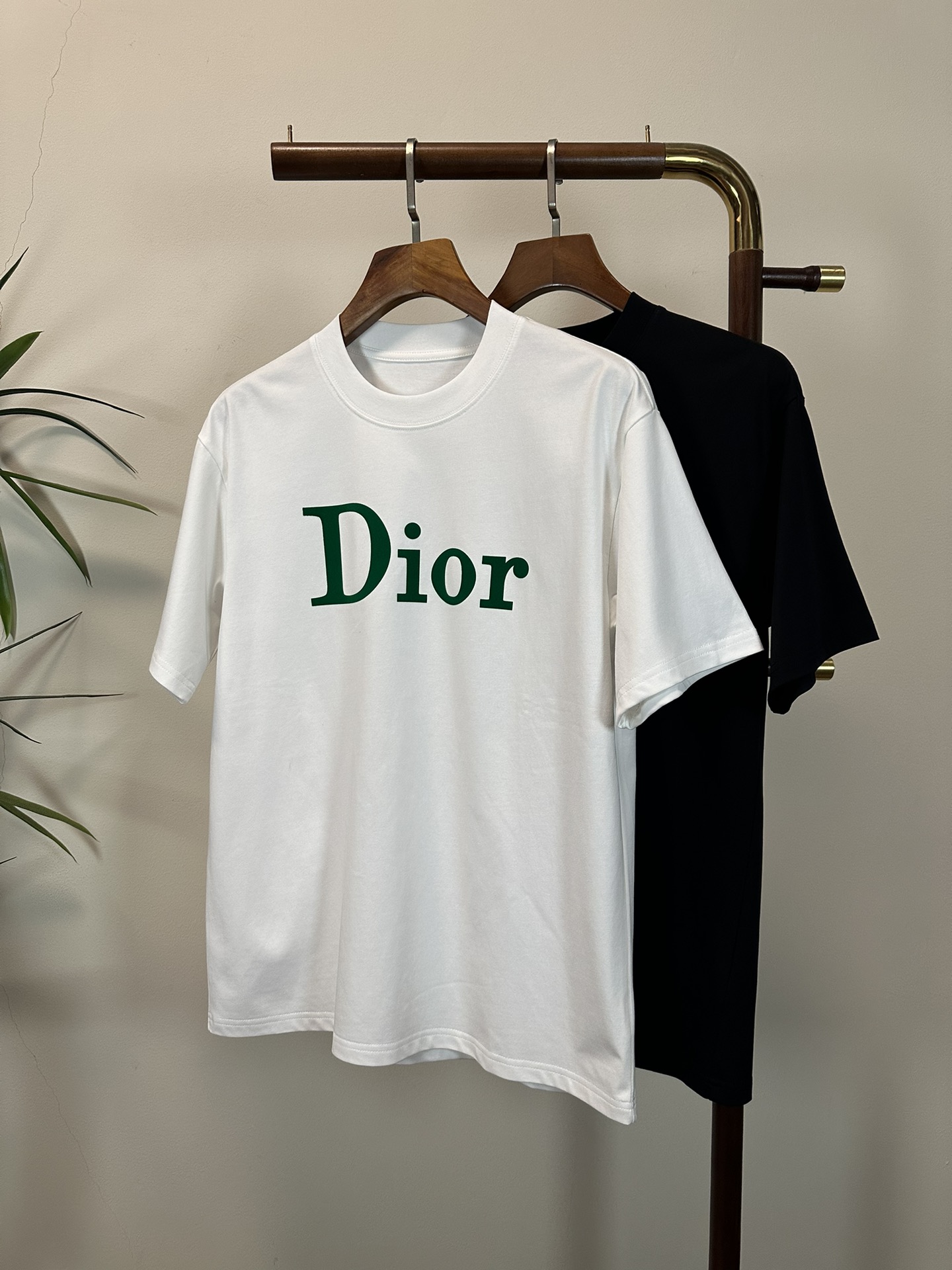 NO:457547,DIOR 2025 new round neck short-sleeved T-shirt high-end version!  Customized fabrics for counters are breathable and comfortable, with impeccable details, and the brand element design concept reflects high quality. The feel is delicate and soft!  It is casually cut, with a great upper body style!  Code number M-3XL, dior,dior,T-shirt,tees,t-shirt,alexander wang19860909DIOR 迪奥 2025新款 圆领 短袖 T恤 高端版本！专柜定制面料 透气舒适度高,细节无可挑剔,品牌元素设计理念,体现高品质.手感细腻柔软！呈现休闲裁剪,上身版型超赞！ 码数M-3XL,,dior,dior,T-shirt,tees，t-shirt,alexander wang,Men's clothing