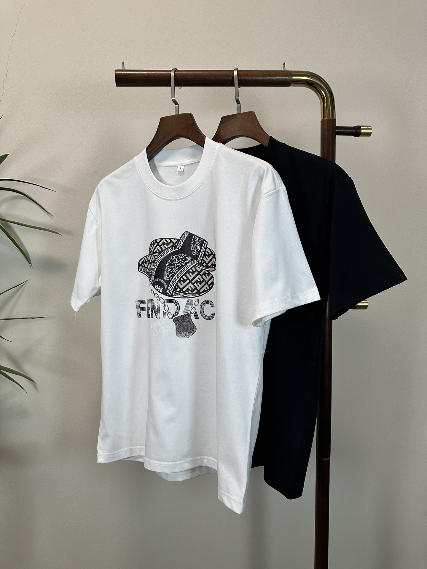 NO:457542,FD Fendi 2025 new round neck short-sleeved T-shirt high-end version!  Customized fabrics for counters are breathable and comfortable, with impeccable details, and the brand element design concept reflects high quality. The feel is delicate and soft!  It is casually cut, with a great upper body style!  Code number M-3XL, fendi, T-shirt, tees, t-shirt, alexander wang19860909FD 芬迪 2025新款 圆领 短袖 T恤 高端版本！专柜定制面料 透气舒适度高,细节无可挑剔,品牌元素设计理念,体现高品质.手感细腻柔软！呈现休闲裁剪,上身版型超赞！ 码数M-3XL,,fendi,T-shirt,tees，t-shirt,alexander wang,Men's clothing