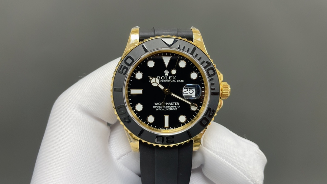 NO:393199,FH factory counterweight VIP hidden version yacht arrives Yacht Mingshi 42MM VIP limited hidden version 226679TBR series 1FH factory uses 904L stainless steel clad internal counterweight, and refuses to use thickened bottom cover and full tungsten steel case!  FH promises that it will not lose skin or color and can be covered with gold!  Only one on the market!  Weight is 150g, infinitely close to the original. The watch diameter is 42MM in original gold size and 11.8MM in thickness!  The bottom of the case is stamped with four precious metal marks on the original version!  2. It is equipped with original alternative dial, pointer, and high-transparent sapphire glass mirror at all costs!  Rotating the outer ring inlaid with T square to cultivate rock sugar color diamonds, and lugs inlaid with different sizes, full of fire color!  The dial and hands are made of Swiss imported luminous filler powder, and the pair of Ice Blue luminous color is long-lasting!  Paired with a rubber strap containing memory steel sheet, 904L stainless steel creates an integrated buckle, and the original strap size can be fine-tuned in the internal synchronous!  3 is equipped with the latest version of fully automatic mechanical Cal. integrated movement, powerful functions and stable performance; kinetic energy reserves for 72 hours!  FH factory Yacht Master - interprets the spirit of navigation with precise craftsmanship and demonstrates excellent taste in the wrist!  Welcome to taste, gold19860909FH factory 配重VIP隐藏版游艇到货 游艇名仕42MM VIP限量隐藏版226679TBR系列 1FH factory采用904L精钢包壳内部配重,拒绝使用底盖加厚加重、全钨钢材质表壳！FH承诺不掉皮不掉色可包金！市面独一家！重量150g,无限接近原装.表径对版原装黄金尺寸42MM,厚度11.8MM！表壳底部均压印对版原装四个贵金属印记！ 2不计成本搭配原装代用表盘、指针、高透蓝宝石玻璃镜面！旋转外圈镶嵌T方培育冰糖彩钻、表耳镶嵌大小不同碎钻,火彩十足！表盘、指针均采用瑞士进口夜光填充粉,对版冰宝蓝夜光颜色,持久光亮！搭配内含记忆钢片橡胶表带,904L精钢打造一体表扣,内部同步原装可微调表带尺寸！ 3搭载最新版全自动机械Cal.一体机芯,功能强大,性能稳定；动能储备72小时！ FH factory游艇名仕——以精准工艺诠释航海精神,于腕间彰显卓越品味！欢迎品鉴,,gold,Watch