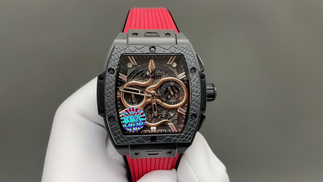 NO:391800,BBA produces [Spirit Snake Exclusive·Hengbao Hublot Zodiac Special Model]** To pay tribute to the Year of the Snake in the Lunar New Year, Hengbao Hublot has crafted a high-end mechanical watch that integrates Oriental auspiciousness and Swiss precision. The center of the dial is hand-carved three-dimensional spiritual snake, with clear scales and clear layers, and the head of the snake is full of agility. The interior is equipped with **ETA movement**, which is adjusted by the master, and has 45-hour dynamic storage and observatory-level accuracy. The 42mm** full ceramic case** uses nano polishing technology, combining light texture and 9-level Mohs hardness. ** natural rubber snake strap** is embedded with titanium alloy fasteners, comfortable to wear and hidden sharpness. There are 88 pieces worldwide, each of which is engraved with an independent number. It is not only a witness to the exquisite watchmaking process, but also a collection of zodiac signs that collectors cannot miss.19860909BBA出品【灵蛇献瑞·恒宝宇舶生肖特别款】**  为致敬农历蛇年,恒宝宇舶匠心打造这款集东方祥瑞与瑞士精工于一体的高端机械腕表.表盘中央以手工精雕立体灵蛇,鳞甲层次分明,蛇首昂扬吐信,尽显灵动之姿.内部搭载**ETA 机芯**,经大师调校,具备45小时动储与天文台级精度.42mm**全陶瓷表壳**采用纳米抛光技术,兼具轻盈质感与9级莫氏硬度.**天然橡胶蛇纹表带**内嵌钛合金扣件,佩戴舒适且暗藏锋芒.全球限量88枚,每一只均镌刻独立编号,既是精湛制表工艺的见证,更是藏家不容错过的生肖典藏,,Watch