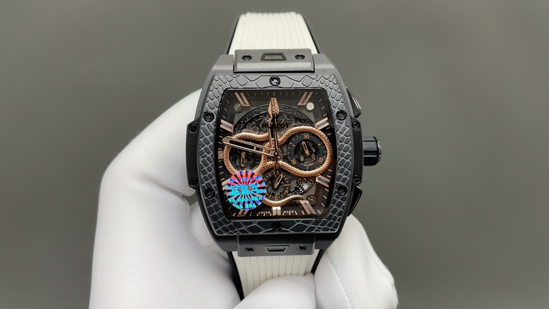 NO:393201,BBA produces [Spirit Snake Exclusive·Hengbao Hublot Zodiac Special Model]** To pay tribute to the Year of the Snake in the Lunar New Year, Hengbao Hublot has crafted a high-end mechanical watch that integrates Oriental auspiciousness and Swiss precision. The center of the dial is hand-carved three-dimensional spiritual snake, with clear scales and clear layers, and the head of the snake is full of agility. The interior is equipped with **ETA movement**, which is adjusted by the master, and has 45-hour dynamic storage and observatory-level accuracy. The 42mm** full ceramic case** uses nano polishing technology, combining light texture and 9-level Mohs hardness. ** natural rubber snake strap** is embedded with titanium alloy fasteners, comfortable to wear and hidden sharpness. There are 88 pieces worldwide, each of which is engraved with an independent number. It is not only a witness to the exquisite watchmaking process, but also a collection of zodiac signs that collectors cannot miss.19860909BBA出品【灵蛇献瑞·恒宝宇舶生肖特别款】**  为致敬农历蛇年,恒宝宇舶匠心打造这款集东方祥瑞与瑞士精工于一体的高端机械腕表.表盘中央以手工精雕立体灵蛇,鳞甲层次分明,蛇首昂扬吐信,尽显灵动之姿.内部搭载**ETA 机芯**,经大师调校,具备45小时动储与天文台级精度.42mm**全陶瓷表壳**采用纳米抛光技术,兼具轻盈质感与9级莫氏硬度.**天然橡胶蛇纹表带**内嵌钛合金扣件,佩戴舒适且暗藏锋芒.全球限量88枚,每一只均镌刻独立编号,既是精湛制表工艺的见证,更是藏家不容错过的生肖典藏,,Watch
