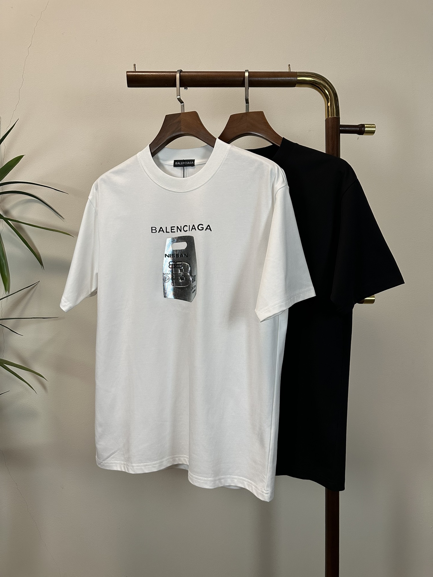 NO:457537,BLCG Balenciaga 2025 new round neck short-sleeved T-shirt high-end version!  Customized fabrics for counters are breathable and comfortable, with impeccable details, and the brand element design concept reflects high quality. The feel is delicate and soft!  It is casually cut, with a great upper body style!  Code number M-3XL, balenciaga, T-shirt,tees, t-shirt,alexander wang19860909BLCG 巴黎世家 2025新款 圆领 短袖 T恤 高端版本！专柜定制面料 透气舒适度高,细节无可挑剔,品牌元素设计理念,体现高品质.手感细腻柔软！呈现休闲裁剪,上身版型超赞！ 码数M-3XL,,balenciaga,T-shirt,tees，t-shirt,alexander wang,Men's clothing