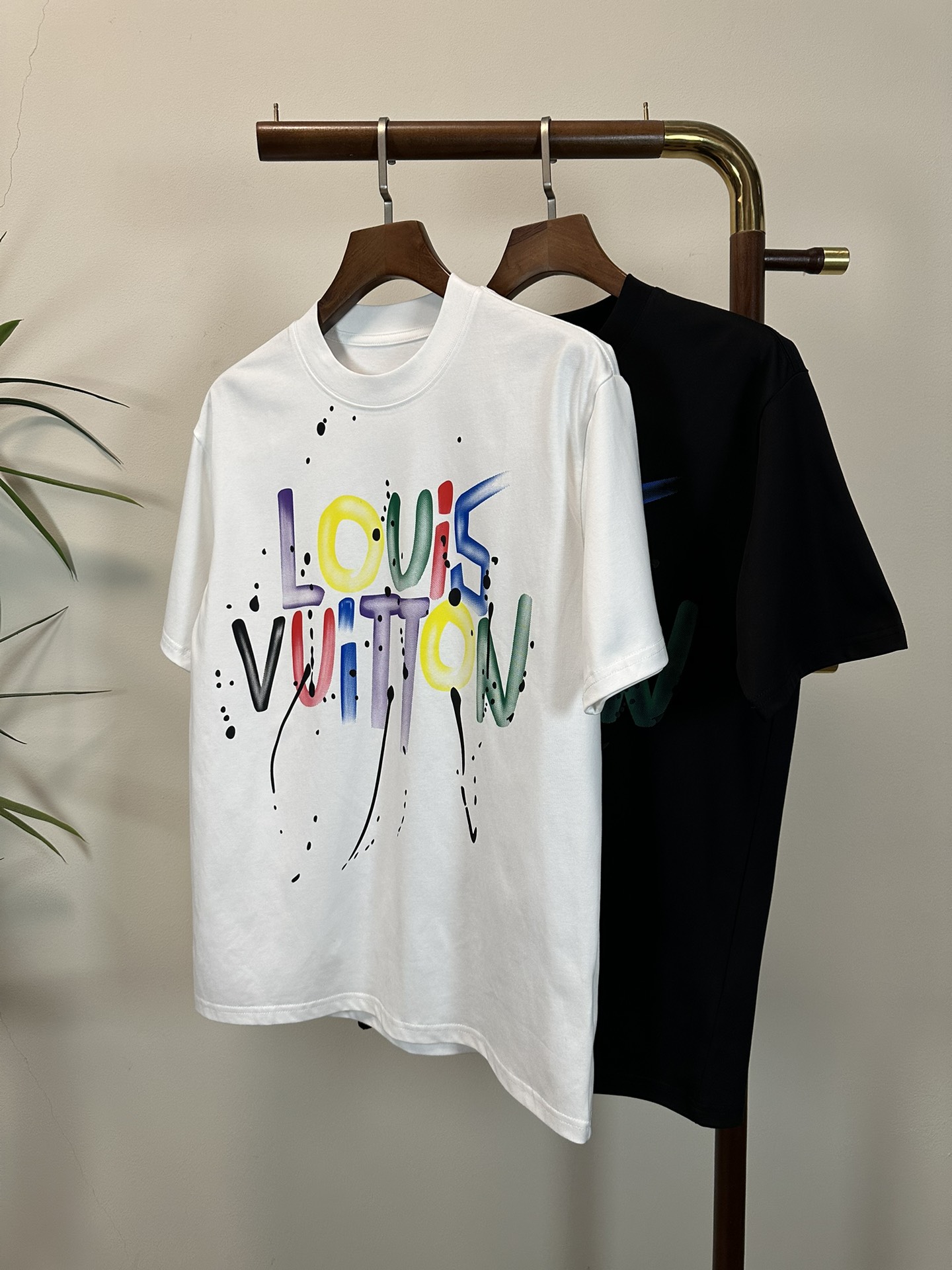 NO:457532,LV Louis Vuitton 2025 new round neck short-sleeved T-shirt high-end version!  Customized fabrics for counters are breathable and comfortable, with impeccable details, and the brand element design concept reflects high quality. The feel is delicate and soft!  It is casually cut, with a great upper body style!  Code number M-3XL, louis vuitton,louis vuitton,t-shirt,tees,t-shirt,alexander wang19860909LV 路易威登 2025新款 圆领 短袖 T恤 高端版本！专柜定制面料 透气舒适度高,细节无可挑剔,品牌元素设计理念,体现高品质.手感细腻柔软！呈现休闲裁剪,上身版型超赞！ 码数M-3XL,,louis vuitton,louis vuitton,T-shirt,tees，t-shirt,alexander wang,Men's clothing