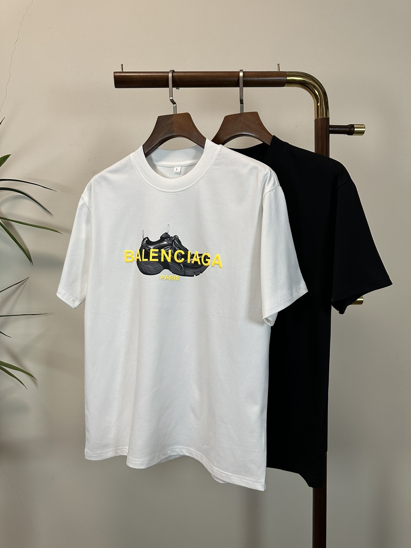 NO:457527,BLCG Balenciaga 2025 new round neck short-sleeved T-shirt high-end version!  Customized fabrics for counters are breathable and comfortable, with impeccable details, and the brand element design concept reflects high quality. The feel is delicate and soft!  It is casually cut, with a great upper body style!  Code number M-3XL, balenciaga, T-shirt,tees, t-shirt,alexander wang19860909BLCG 巴黎世家 2025新款 圆领 短袖 T恤 高端版本！专柜定制面料 透气舒适度高,细节无可挑剔,品牌元素设计理念,体现高品质.手感细腻柔软！呈现休闲裁剪,上身版型超赞！ 码数M-3XL,,balenciaga,T-shirt,tees，t-shirt,alexander wang,Men's clothing