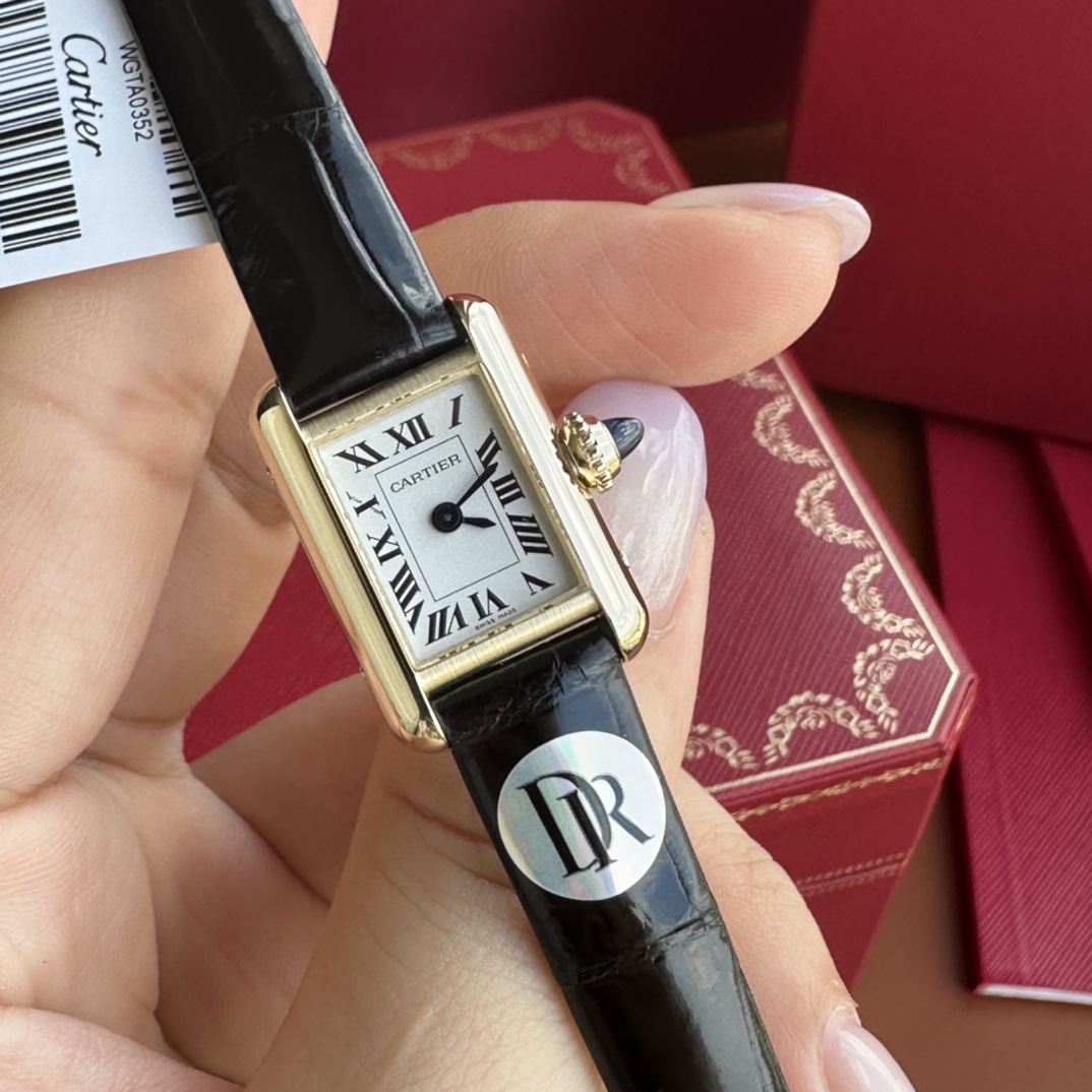 NO:391836,Small and lightweight, making every minute and every second full of elegance and confidence. The TANK LOUIS CARTIER mini small-sized watch has a dial size of 24 16.5mm x 6.2mm, and a imported movement in Switzerland!  The classic design is mixed with new proportions, making it more exquisite, unique and unique. The iconic bright gold curved case has been carefully polished through multiple layers of complex processes, striving to achieve rounded corners, striving to be the same as the original version. It is complemented by a sapphire crown that is carefully polished by hand, paired with a pure American crocodile leather strap. Each element takes into account the aesthetics and comfort of wearing, and it fully explains the casual elegance and makes your beauty flow everywhere. No matter how many times you see it, the mini tank that will be surprised, the classic gold watch frame is paired with a black crocodile leather strap, and the texture is full. It really interprets the exquisiteness to the extreme!  DR produces all the best!  , louis vuitton,cartier,crocodile skin,gold19860909小小的,轻装上阵,让每一分每一秒都充满优雅与自信的魅力.  TANK LOUIS CARTIER迷你小尺寸款腕表以 24 16.5mm x 6.2mm的表盘尺寸,瑞士进口机芯！经典的设计混以全新的比例搭配,更显精巧别致而富有个性.标志性的明亮黄金弧形表壳 经过多层繁复工序精细打磨出圆润边角,力求每个弧度都与原版无异.再辅以每颗都用手工精心打磨的蓝宝石表冠,搭配纯正美洲鳄鱼皮质表带,每一元素兼顾美学和佩戴舒适感,尽释随性优雅,让你的美处处流转.无论看了多少次还是会被惊讶住的mini坦克,经典金色表框搭配黑色鳄鱼皮表带组合,质感拉满.真的把精致演绎到了极致！DR出品 尽是精品！,,louis vuitton,cartier,crocodile skin,gold,Watch