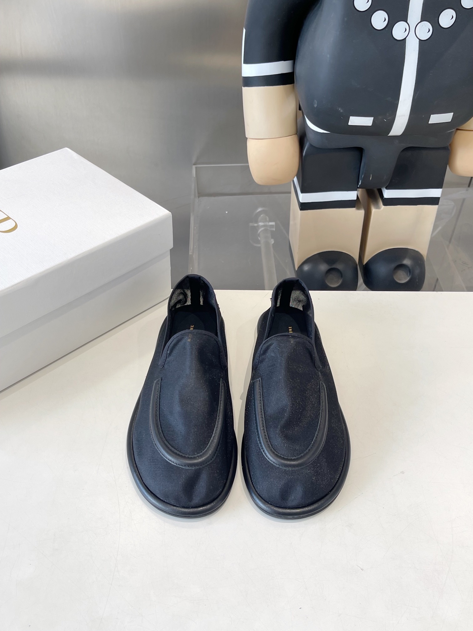 NO:439736,The row2025 new classic spring and summer net loafers, minimalist design style, super slim and comfortable to wear, and everyday matches skirts and pants, all look invincible!  The upper is made of imported mesh, inner footbed mixed-bred sheepskin imported from Italy Size35-41, loafers, skirts, cowhide, sheepskin19860909The row2025新品经典春夏网乐福鞋 极简主义的设计风格 上脚超级显瘦又舒适 日常随心搭配裙子 裤子 都无敌好看！ 鞋面采用进口网纱 内里垫脚混种羊皮 意大利进口牛皮大底 Size35-41,乐福鞋,loafers,skirts,cowhide,sheepskin,Women's Shoes