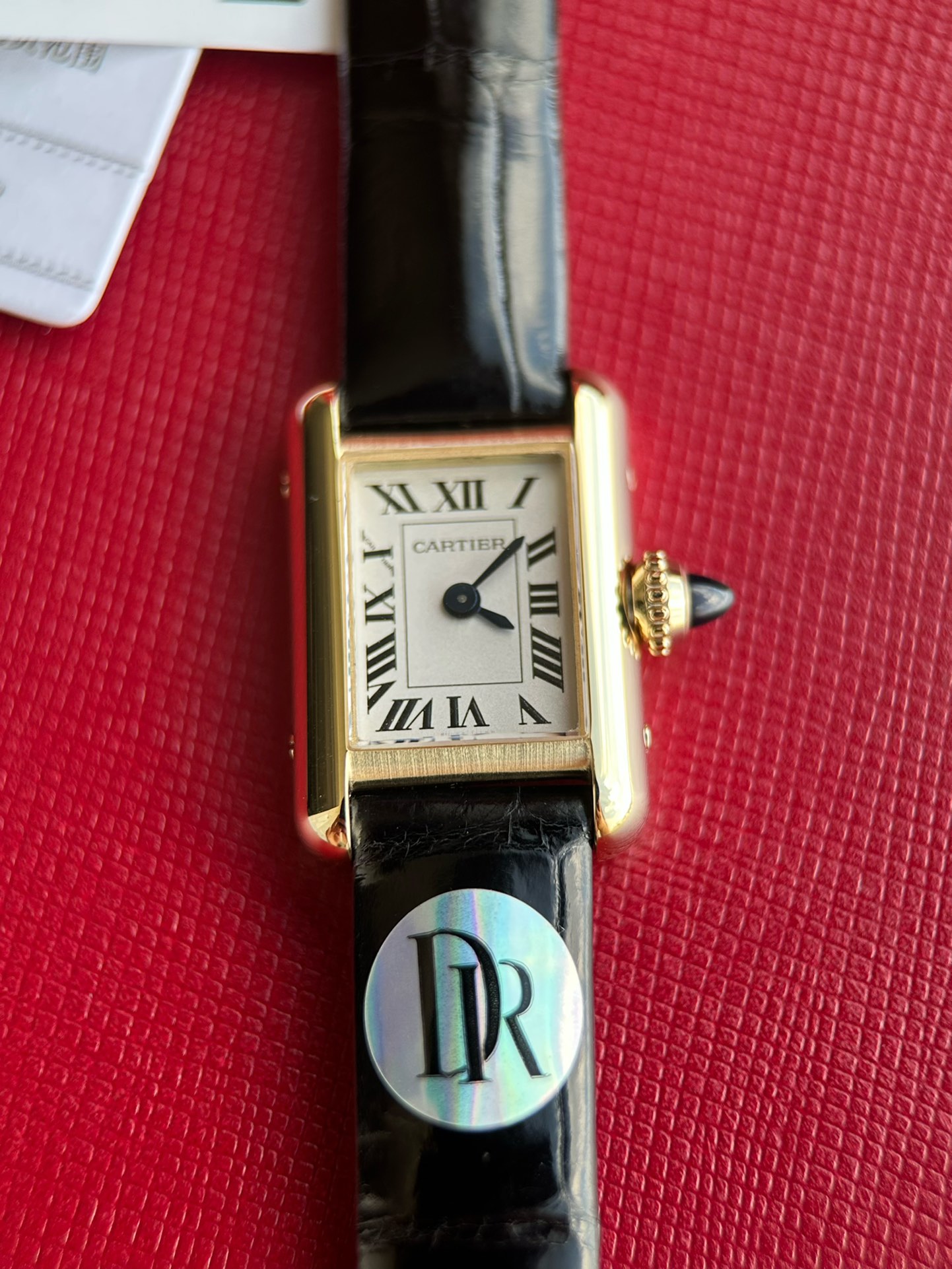 NO:391842,Details in high definition, full of texture. Small, lightweight, makes every minute and every second full of elegance and confidence. The TANK LOUIS CARTIER mini small-sized watch has a dial size of 24 16.5mm x 6.2mm, and imported Swiss movement!  The classic design is mixed with new proportions, making it more exquisite, unique and unique. The iconic bright gold curved case has been carefully polished through multiple layers of complex processes, striving to achieve rounded corners, striving to be the same as the original version. It is complemented by a sapphire crown that is carefully polished by hand, paired with a pure American crocodile leather strap. Each element takes into account the aesthetics and comfort of wearing, and it fully explains the casual elegance and makes your beauty flow everywhere. No matter how many times you see it, the mini tank that will be surprised, the classic gold watch frame is paired with a black crocodile leather strap, and the texture is full. It really interprets the exquisiteness to the extreme!  DR produces all the best!  , louis vuitton,cartier,crocodile skin,gold19860909高清下的细节 质感十足 小小的,轻装上阵,让每一分每一秒都充满优雅与自信的魅力.  TANK LOUIS CARTIER迷你小尺寸款腕表以 24 16.5mm x 6.2mm的表盘尺寸,瑞士进口机芯！经典的设计混以全新的比例搭配,更显精巧别致而富有个性.标志性的明亮黄金弧形表壳 经过多层繁复工序精细打磨出圆润边角,力求每个弧度都与原版无异.再辅以每颗都用手工精心打磨的蓝宝石表冠,搭配纯正美洲鳄鱼皮质表带,每一元素兼顾美学和佩戴舒适感,尽释随性优雅,让你的美处处流转.无论看了多少次还是会被惊讶住的mini坦克,经典金色表框搭配黑色鳄鱼皮表带组合,质感拉满.真的把精致演绎到了极致！DR出品 尽是精品！,,louis vuitton,cartier,crocodile skin,gold,Watch