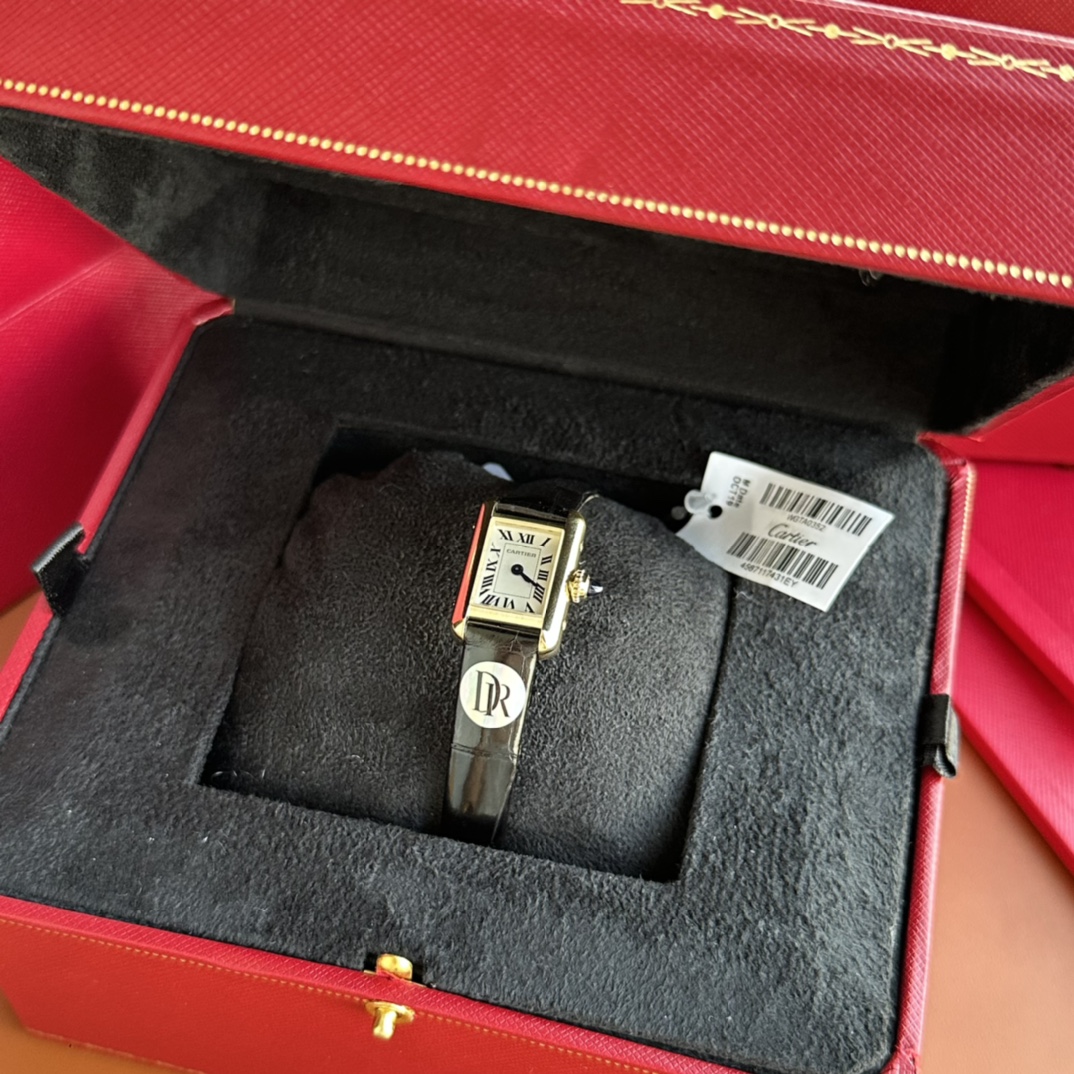 NO:391850,Details: Small, lightweight, every minute and every second are full of elegance and confidence. The TANK LOUIS CARTIER mini small size watch has a dial size of 24 16.5mm x 6.2mm, and imported Swiss movement!  The classic design is mixed with new proportions, making it more exquisite, unique and unique. The iconic bright gold curved case has been carefully polished through multiple layers of complex processes, striving to achieve rounded corners, striving to be the same as the original version. It is complemented by a sapphire crown that is carefully polished by hand, paired with a pure American crocodile leather strap. Each element takes into account the aesthetics and comfort of wearing, and it fully explains the casual elegance and makes your beauty flow everywhere. No matter how many times you see it, the mini tank that will be surprised, the classic gold watch frame is paired with a black crocodile leather strap, and the texture is full. It really interprets the exquisiteness to the extreme!  DR produces all the best!  , louis vuitton,cartier,crocodile skin,gold19860909细节 小小的,轻装上阵,让每一分每一秒都充满优雅与自信的魅力.  TANK LOUIS CARTIER迷你小尺寸款腕表以 24 16.5mm x 6.2mm的表盘尺寸,瑞士进口机芯！经典的设计混以全新的比例搭配,更显精巧别致而富有个性.标志性的明亮黄金弧形表壳 经过多层繁复工序精细打磨出圆润边角,力求每个弧度都与原版无异.再辅以每颗都用手工精心打磨的蓝宝石表冠,搭配纯正美洲鳄鱼皮质表带,每一元素兼顾美学和佩戴舒适感,尽释随性优雅,让你的美处处流转.无论看了多少次还是会被惊讶住的mini坦克,经典金色表框搭配黑色鳄鱼皮表带组合,质感拉满.真的把精致演绎到了极致！DR出品 尽是精品！,,louis vuitton,cartier,crocodile skin,gold,Watch