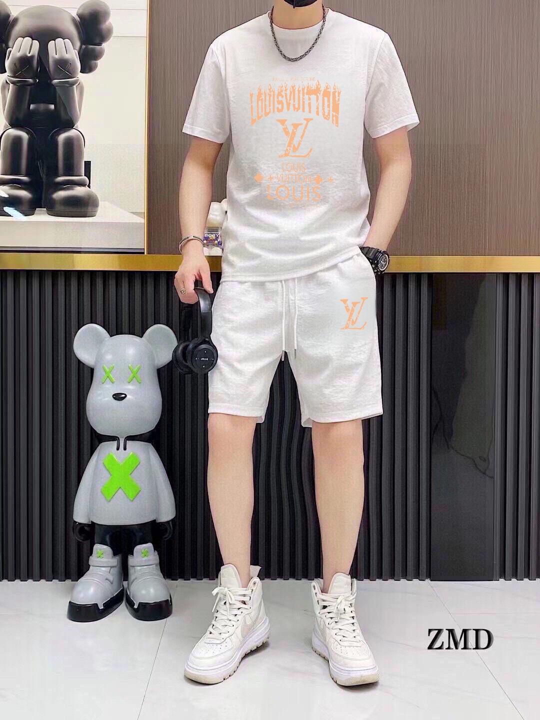 Louis Vuitton 品牌【LV路易威登】 2025新款男士短袖短裤套装 销售 市面高端版本 手感细腻柔软 让你穿着更加舒适 立体裁剪版型超赞 尺码:M-5XL下单请报身高体重